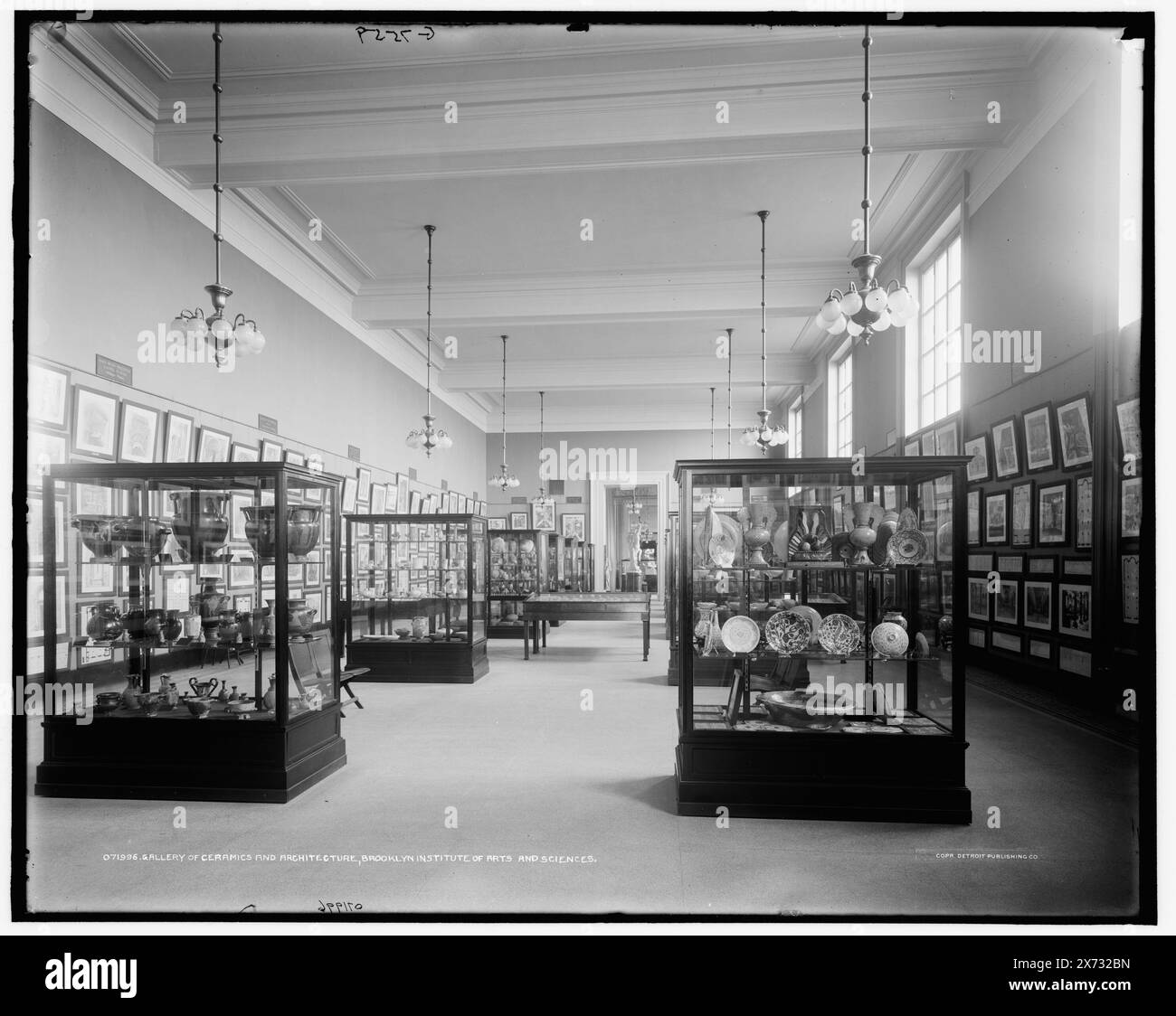 Gallery of Ceramics and Architecture, Brooklyn Institute of Arts and Sciences Brooklyn Museum, 'G 7559' on negative., Detroit Publishing Co. No. 071996., Geschenk; State Historical Society of Colorado; 1949, Galerien & Museen. , Innenräume. , Töpferwaren. , Usa, New York (Bundesstaat), New York. Stockfoto
