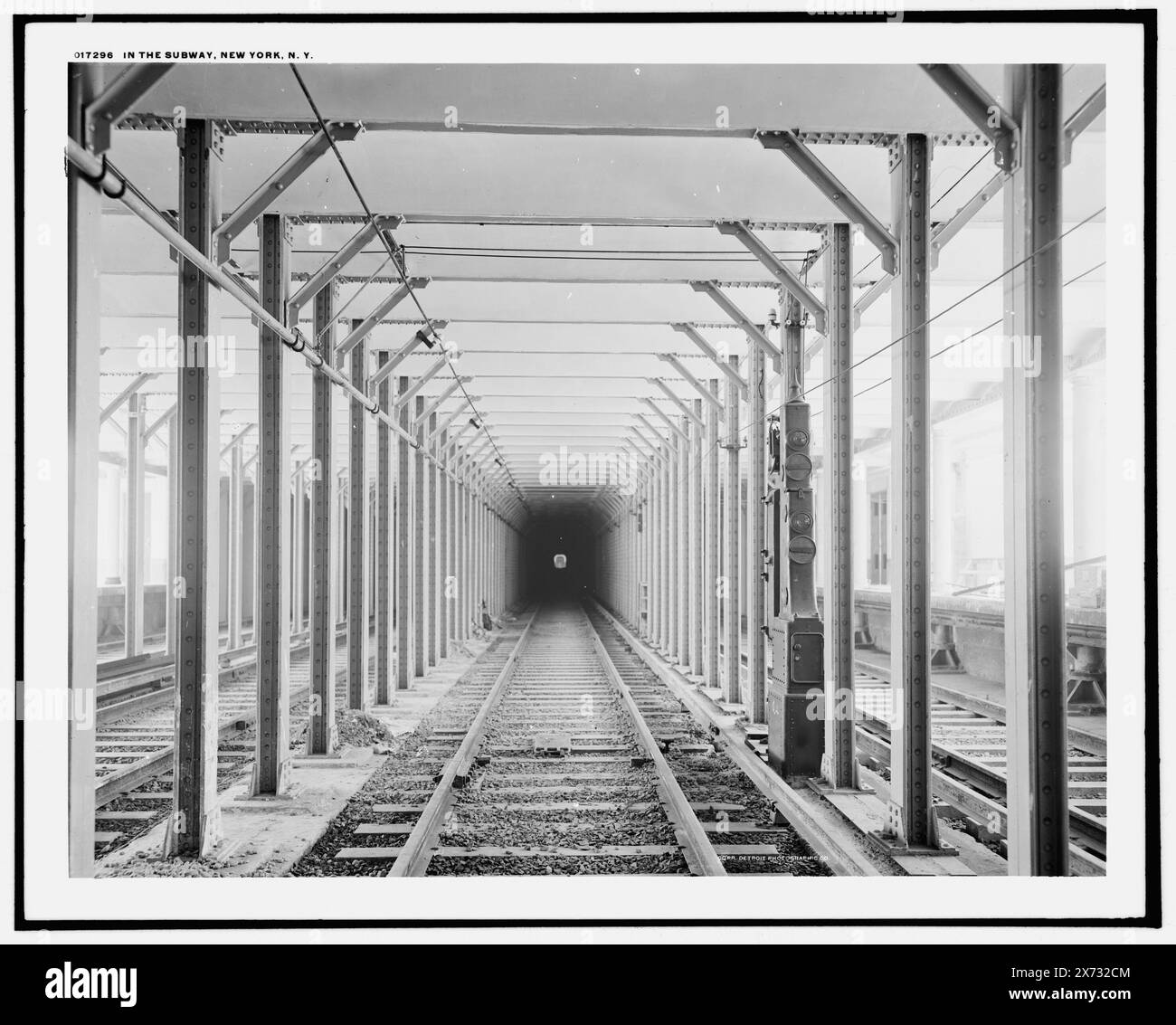 In der U-Bahn, New York, New York, N.Y., Licht des herannahenden Zuges in der Mitte, '341' auf negativ. Detroit Publishing Co.-Nr. 017296., Geschenk; State Historical Society of Colorado; 1949, U-Bahn-Stationen. , Eisenbahngleise. , Usa, New York (Bundesstaat), New York. Stockfoto