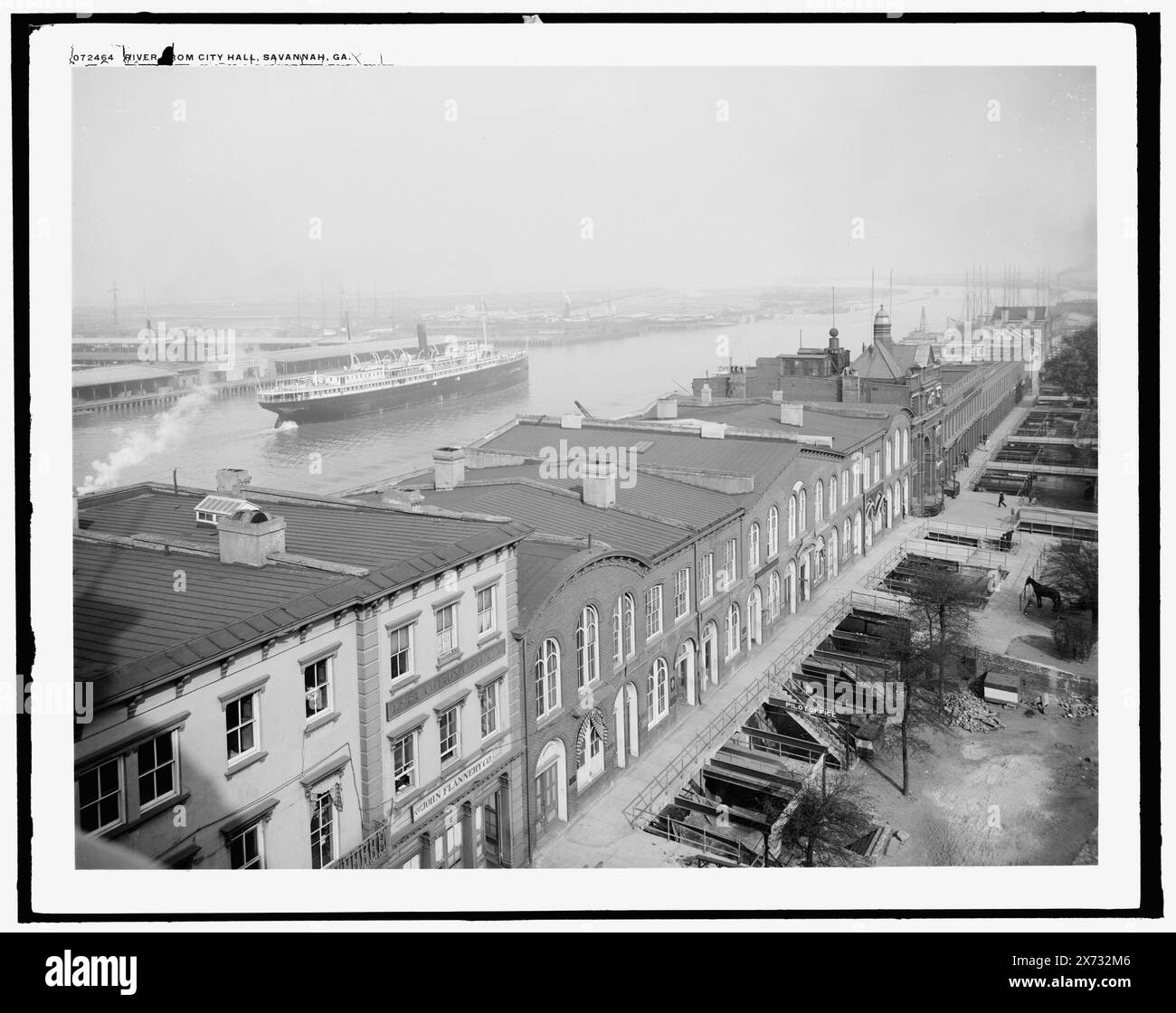 River from City Hall, Savannah, Ga, möglicherweise von William Henry Jackson; vgl. negative D4-13361., 'G 7859' on negative., Detroit Publishing Co. No. 072464., Geschenk; State Historical Society of Colorado; 1949, Waterfronts. , Versand. , Usa, Georgia, Savannah. , Usa, Georgia, Savannah River. Stockfoto