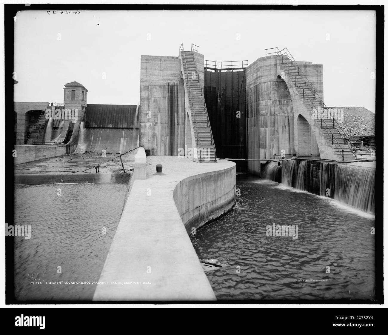 The Great Locks, Chicago Drainage Canal, Lockport, Ill's., 'G 4807' auf negativ, Detroit Publishing Co.-Nr. 071024., Geschenk; State Historical Society of Colorado; 1949, Locks (Hydraulic Engineering), USA, Illinois, Lockport. , USA, Illinois, Sanitär- und Schiffskanal. Stockfoto