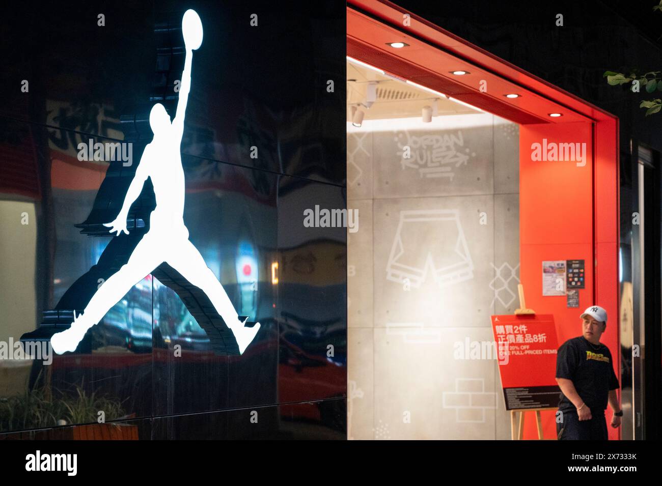 Ein Käufer ist bei der amerikanischen Sportbekleidungsmarke von Nike, Air Jordan, in Hongkong zu sehen. Stockfoto