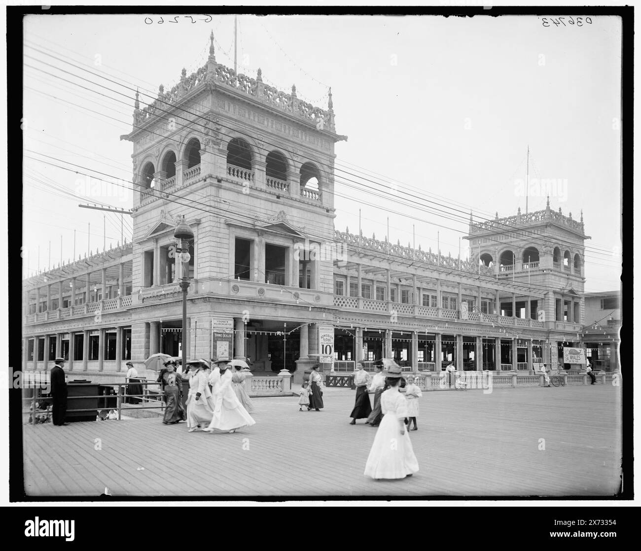 Young's Million Dollar Pier, Atlantic City, N.J., Titel aus Jacke, 'G 5260' auf negativ, Detroit Publishing Co.-Nr. 036743., Geschenk; State Historical Society of Colorado; 1949, Amusement Piers. Usa, New Jersey, Atlantic City. Stockfoto