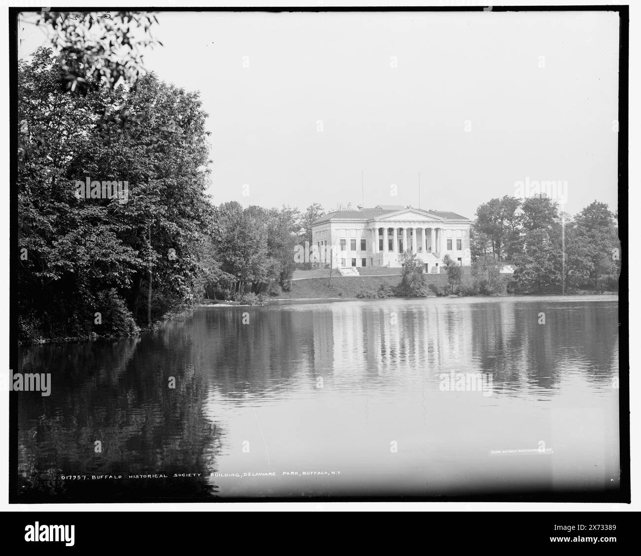 Buffalo Historical Society Building, Delaware Park, Buffalo, N.Y., 'G 1821' auf negativ. Detroit Publishing Co.-Nr. 017957., Geschenk; State Historical Society of Colorado; 1949, Parks. , Historische Gesellschaften. , Einrichtungen von Organisationen. , Usa, New York (Bundesstaat), Buffalo. Stockfoto