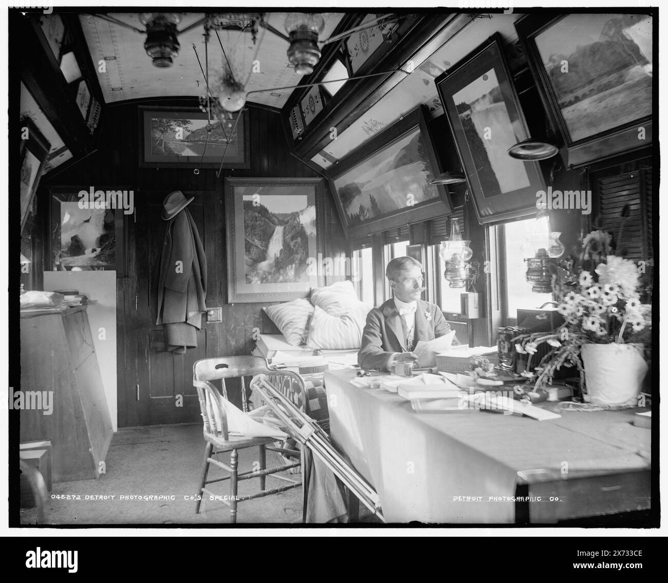 Detroit Photographic Co.'s Special, William Henry Jackson saß am Tisch. Wahrscheinlich in Delaware, Lackawanna und Western Railroad Car., 'Detroit Photographic Co.' auf negativ. Detroit Publishing Co.-Nr. 42272., Geschenk; State Historical Society of Colorado; 1949, Jackson, William Henry, 1843–1942. Detroit Publishing Co., Fotostudios. , Eisenbahnwaggons. Stockfoto