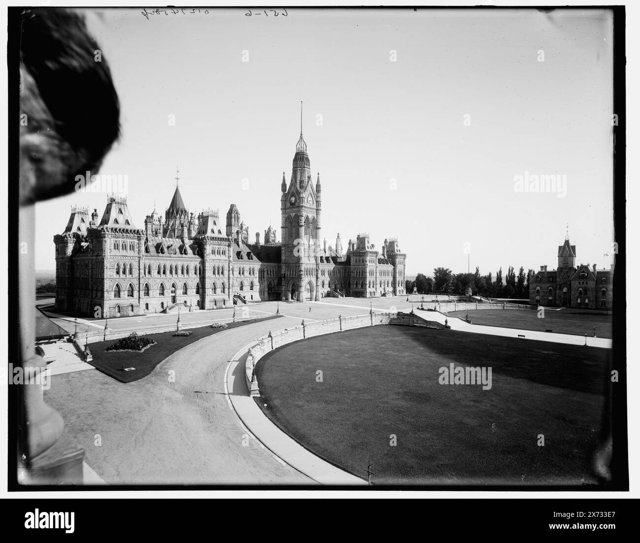 Parliament Buildings, Ottawa, entsprechende Glastransparenz (mit demselben Serien-Code) auf Videobildschirm 1A-29465., Titel und Datum aus Detroit, Katalog J (1901)., Kopf links von negativ möglicherweise Fotograf's., '651-6' und 'dup' auf negativ; '601-8' auf Transparenz., Detroit Publishing Co.-Nr. 012745., Geschenk; State Historical Society of Colorado; 1949, Capitols. Kanada, Ontario, Ottawa. Stockfoto