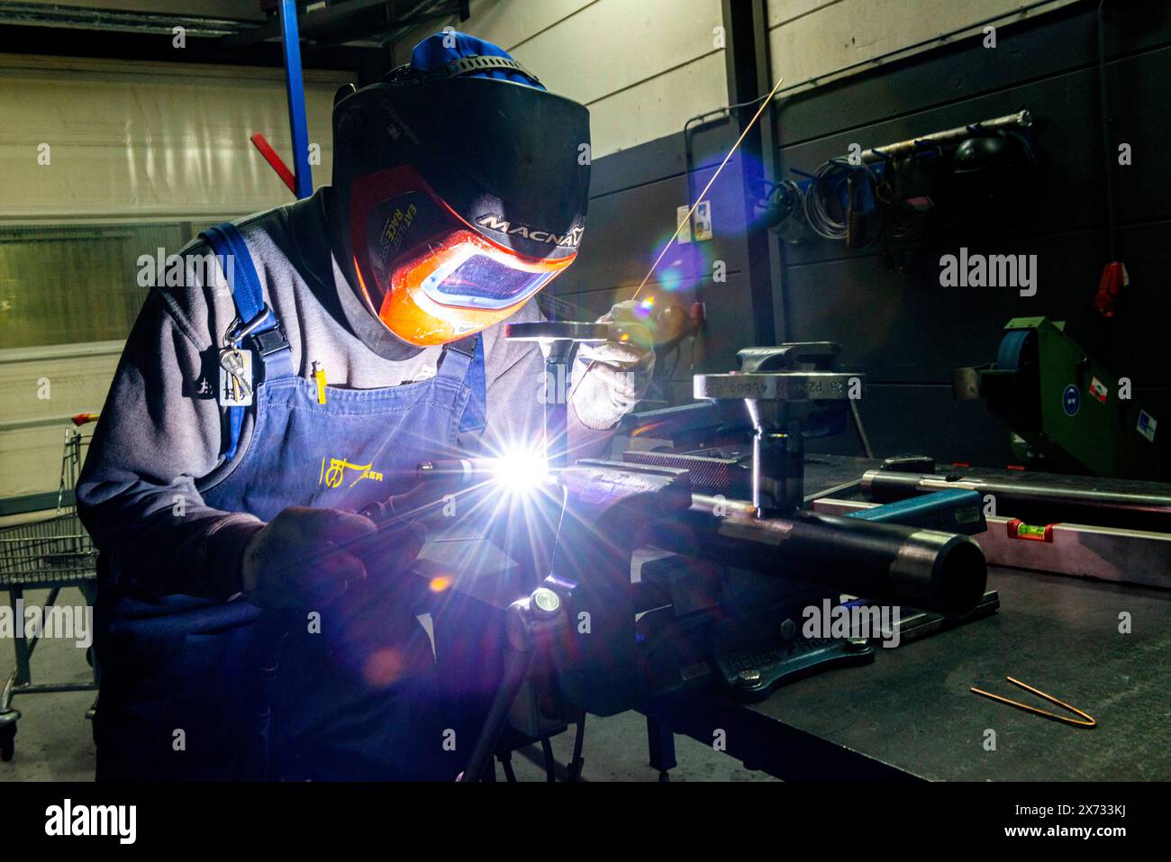 Schweißer bei der Arbeit Schweißer Handwerker bei der Arbeit in einer Kesselfabrik. Moerkapelle, Niederlande. Moerkapelle Jonker Zuid-Holland Nederland Copyright: XGuidoxKoppesxPhotox Stockfoto