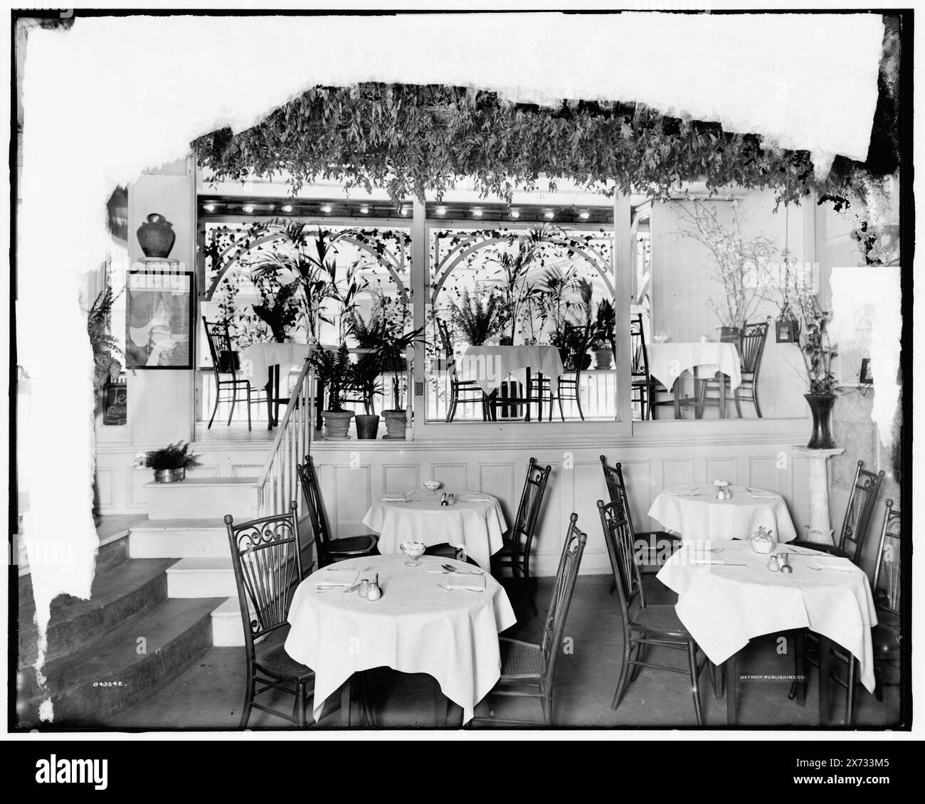 Balkon in der Funery (?) Tea Room, 14 West Thirty-Thirty Street, New York, City, Titel aus Jacke., Detroit Publishing Co.-Nr. 043642., Geschenk; State Historical Society of Colorado; 1949, Restaurants. , Usa, New York (Bundesstaat), New York. Stockfoto