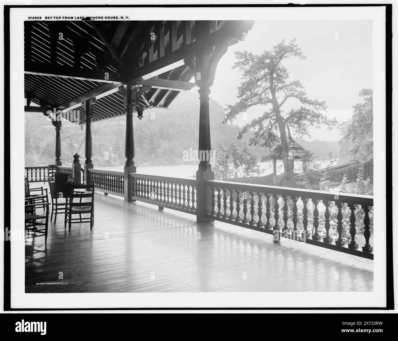 Sky Top aus Lake Mohonk House, N.Y., '483-G' auf negativ. Detroit Publishing Co.-Nr. 014565., Geschenk; State Historical Society of Colorado; 1949, Mohonk Mountain House (Mohonk Lake, N.Y.), Porches. , Hotels. , Resorts. , Usa, New York (Bundesstaat), Mohonk Lake. Stockfoto