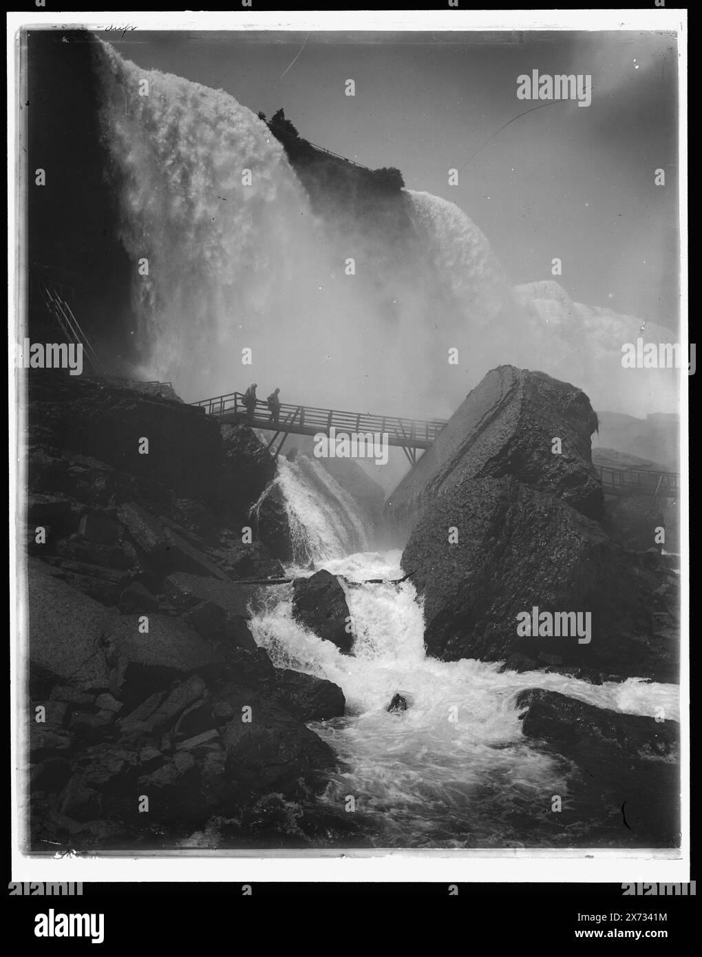 Rock of Ages, American Falls, Niagara, Titel basiert auf negativ D4-4073., Transparenzen sind nahe Varianten., möglicherweise von Wiliam Henry Jackson; vgl. negative D4-4073., Stairway to Cave of the Winds., Detroit Publishing Co. No. 04073., Geschenk; State Historical Society of Colorado; 1949, Waterfalls. , Felsformationen. , Usa, New York (Bundesstaat), Niagarafälle. Stockfoto