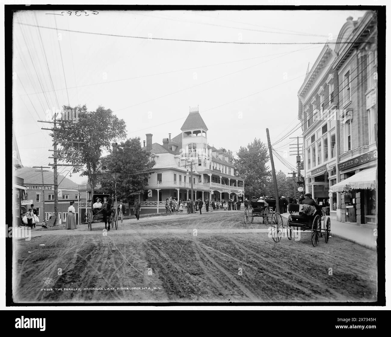 The Berkley, d. h. Berkeley, Saranac Lake, Adirondack MTS., N.Y., 'G 5382' auf negativ., Detroit Publishing Co. No. 071218., Geschenk; State Historical Society of Colorado; 1949, Hotels. , Straßen. , Usa, New York (Bundesstaat), Saranac Lake. , Usa, New York (Bundesstaat), Adirondack Mountains. Stockfoto