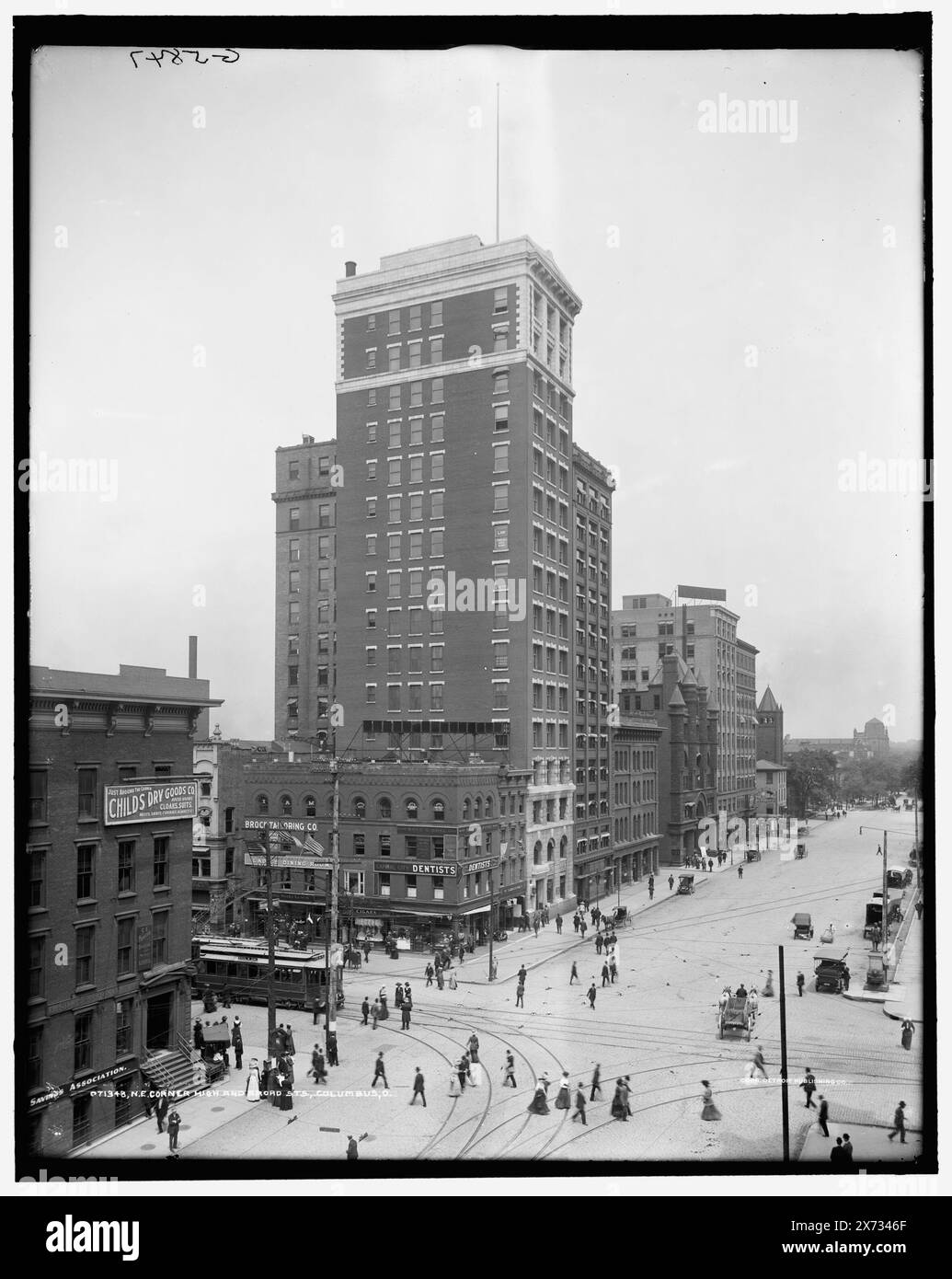N.E., d. h. Northeast Corner, High and Broad Sts., Columbus, Ohio, 'G 5847' auf negativ., Detroit Publishing Co.-Nr. 071348., Geschenk; State Historical Society of Colorado; 1949, Streets. , Kommerzielle Einrichtungen. , Usa, Ohio, Columbus. Stockfoto