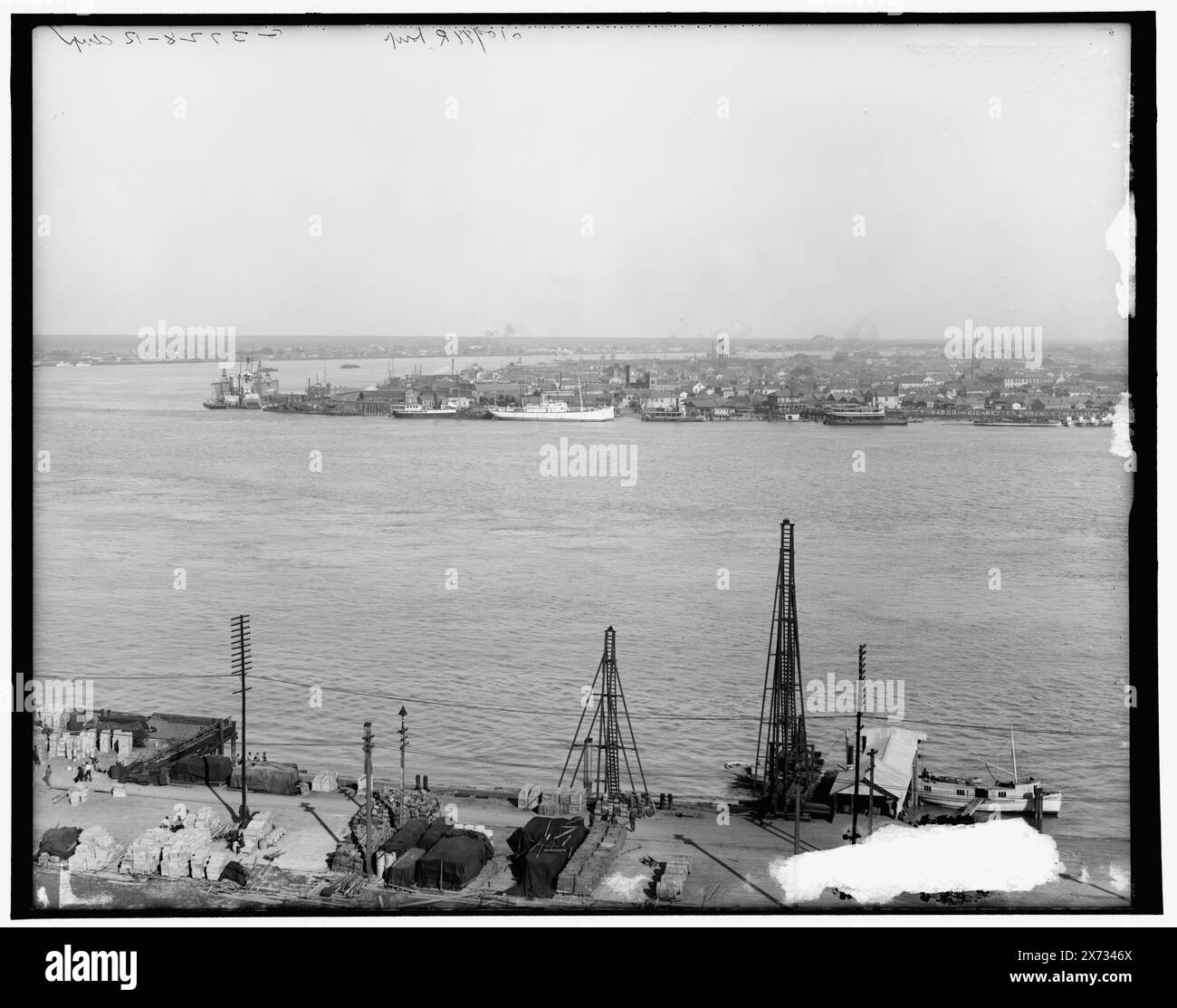 Panorama von New Orleans, Louisiana, Videobilder sind nicht sequenziell; die eigentliche Reihenfolge von links nach rechts ist 1A-07058, 07057, 07056 oder 07055, 07054., ursprünglich ein fünfteiliges Panorama mit nicht in der Sammlung befindlichem Mittelteil und mit enger Variante des rechten Mittelbereichs. „g 3724“, „G 3725“, „G 3727“, „G 3728 dup“ und „G 3728“ auf links, links, rechts, Mitte, rechts, rechts und rechts negative, Detroit Publishing Co.-Nr. 010988., Geschenk; State Historical Society of Colorado; 1949, Rivers. , Usa, Mississippi River. , Usa, Louisiana, New Orleans. Stockfoto