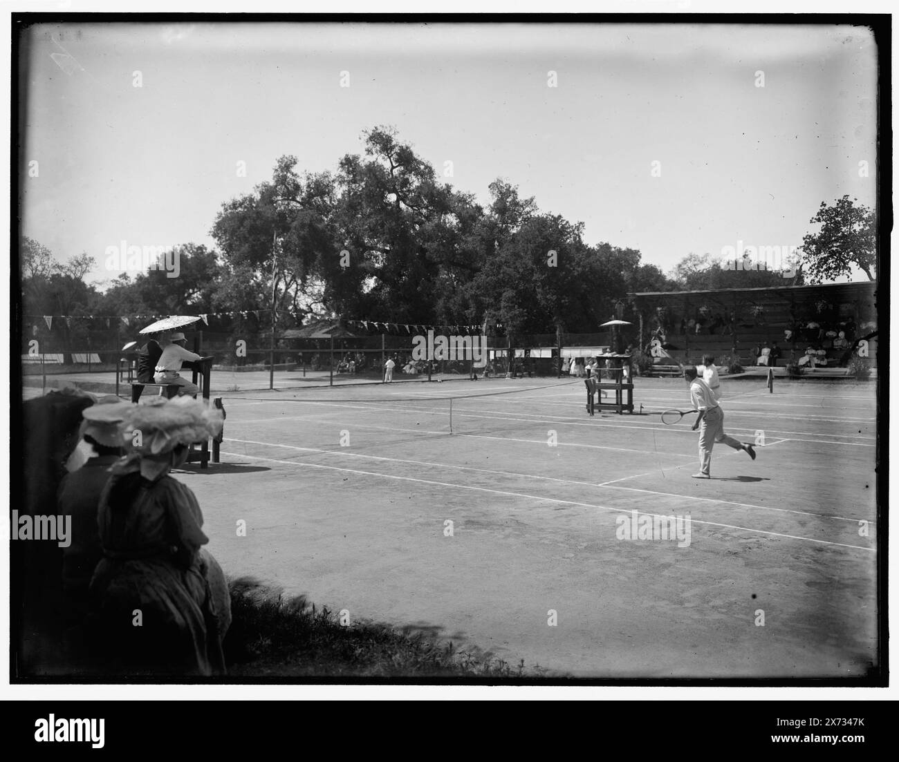 Outdoor Tennis Match, Titel von Cataloger., No Detroit Publishing Co. No., Geschenk; State Historical Society of Colorado; 1949, Tennis. Stockfoto