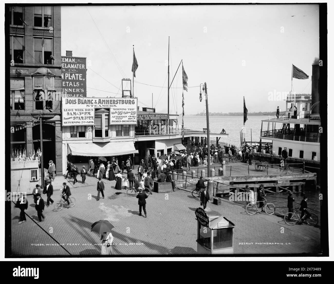 Ferry Dock in der Nähe der Woodward Avenue, Detroit, Michigan, Titel erstellt vom Cataloger., Bildunterschrift: Windsor Ferry Dock, Woodward Ave., Detroit., Date based on Detroit, Catalogue J (1901)., Detroit Publishing Co.-Nr. 012484., Geschenk; State Historical Society of Colorado; 1949, Piers & Wharves. , Passagiere. , Schilder (Hinweise), Fähren. , Usa, Michigan, Detroit. Stockfoto