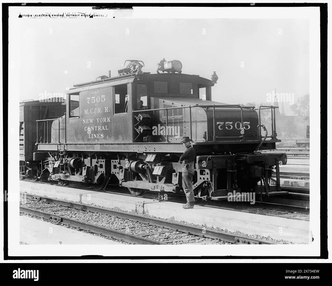Elektromotor, Detroit River Tunnel, entsprechende Glastransparenz (mit demselben Seriencode) auf Videobildschirm 1A-30995., „M.C.R.R.“ [Michigan Central Railroad Company] auf Lokomotive., Detroit Publishing Co.-Nr. 072518., Gift; State Historical Society of Colorado; 1949, Railroad Locomotives. , Usa, Michigan, Detroit. Stockfoto