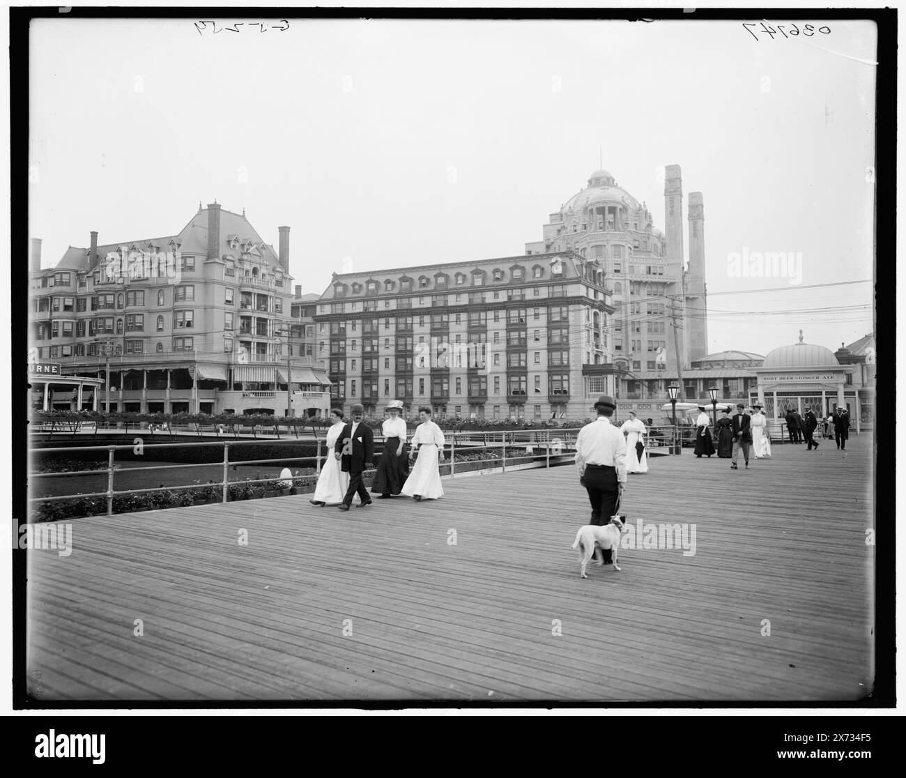 Dennis Hotel, Atlantic City, N.J., Titel aus Jacke. Negativ gerissen oben rechts., 'G 5259' auf negativ. Detroit Publishing Co.-Nr. 036747., Geschenk; State Historical Society of Colorado; 1949, Hotels. , Promenade. Usa, New Jersey, Atlantic City. Stockfoto