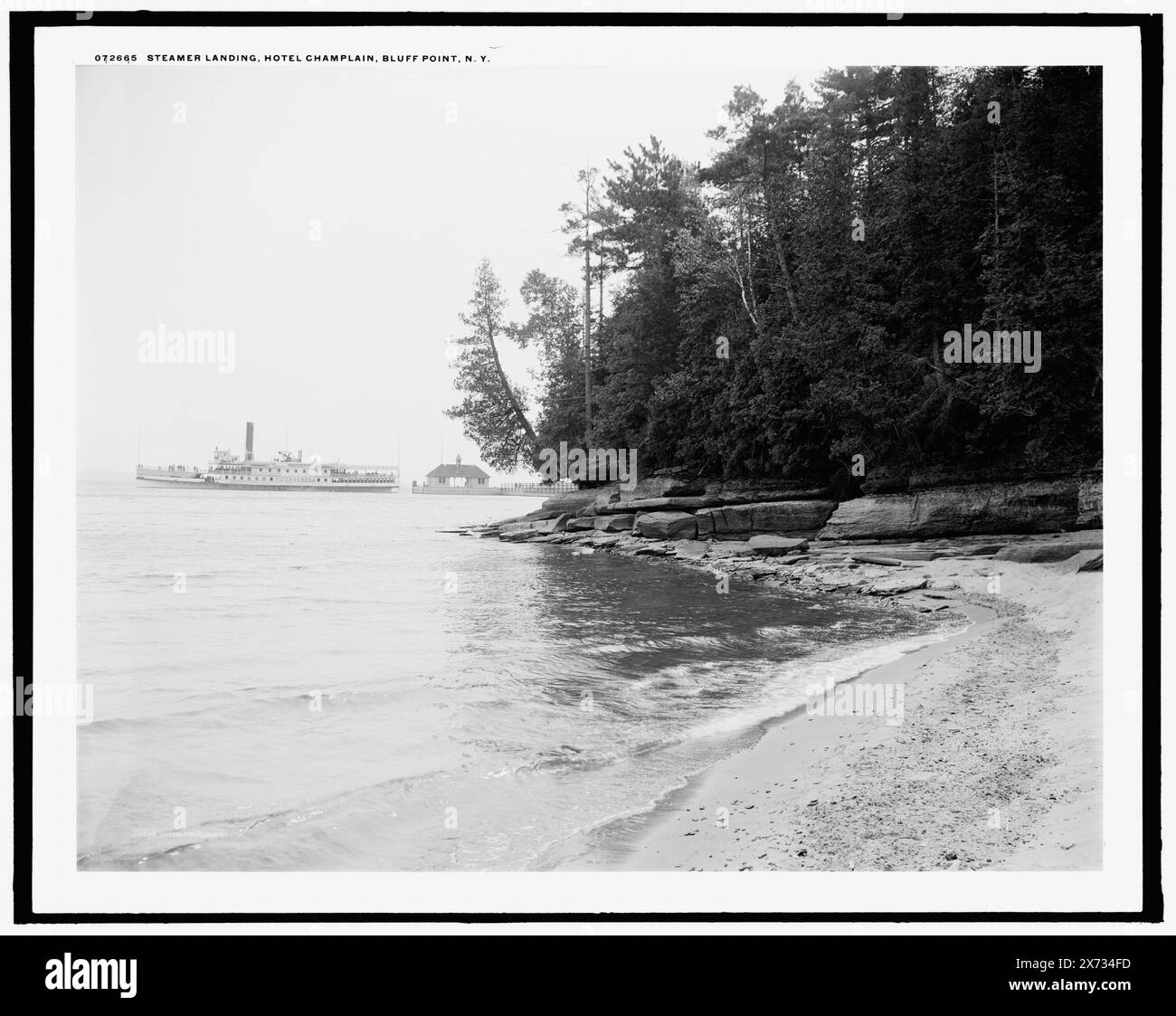Steamer Landung, Hotel Champlain, Bluff Point, N.Y., 'Ticonderoga' auf Dampfboot im Hintergrund., 'G 8520' auf negativ., Detroit Publishing Co.-Nr. 072665., Geschenk; State Historical Society of Colorado; 1949, Resorts. , Uferpromenade. , Dampfboote. , Usa, New York (Bundesstaat), Bluff Point. Stockfoto