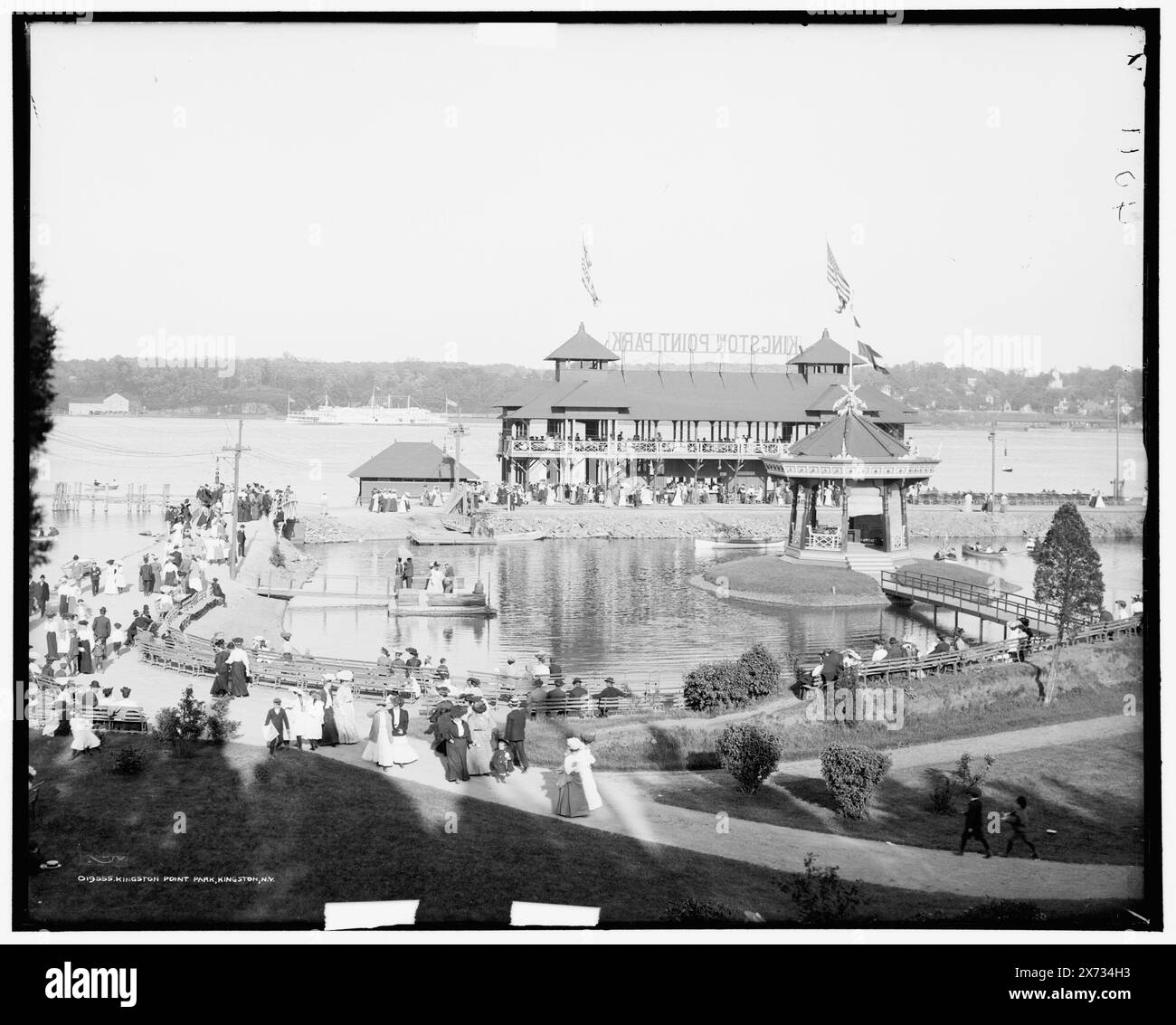 Kingston Point Park, Kingston, N.Y., entsprechende Glastransparenz (mit demselben Seriencode) auf Videobildschirm 1A-30558., '4011' auf negativ, Detroit Publishing Co.-Nr. 019555., Geschenk; State Historical Society of Colorado; 1949, Parks. , Pavillons. , Usa, New York (Bundesstaat), Kingston. , Usa, New York (Bundesstaat), Hudson River. Stockfoto