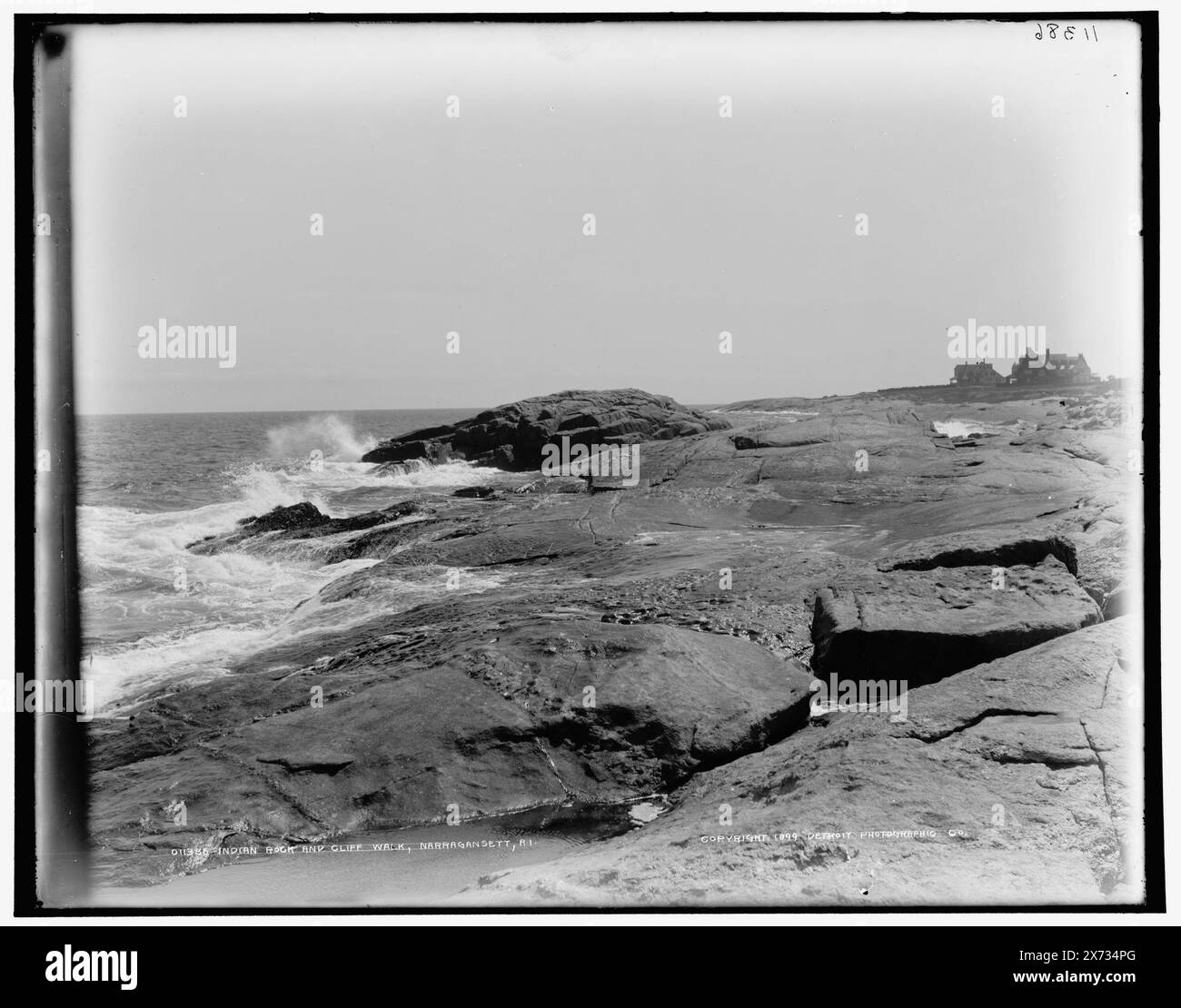 Indian Rock and Cliff Walk, Narragansett, R.I., Detroit Publishing Co.-Nr. 011386., Geschenk; State Historical Society of Colorado; 1949, Waterfronts. , Felsformationen. , Usa, Rhode Island, Narragansett. Stockfoto