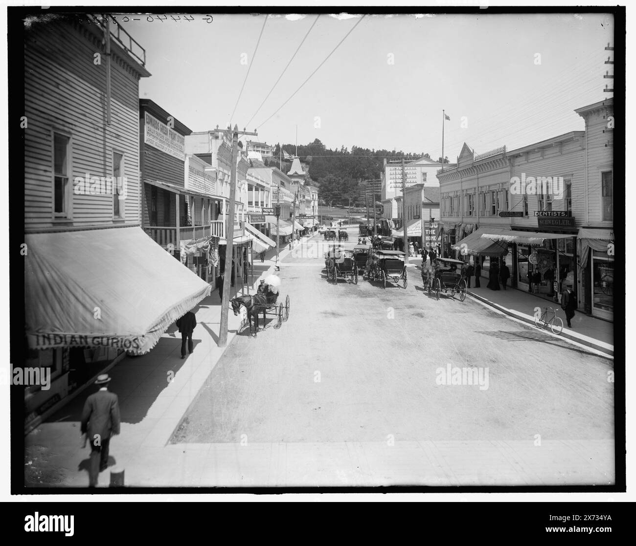 Main Street, Mackinac Island, mich. Titel aus Jacke., 'G 4440' auf negativ. Detroit Publishing Co.-Nr. 036388., Geschenk; State Historical Society of Colorado; 1949, Streets. , Kommerzielle Einrichtungen. , Usa, Michigan, Mackinac Island. Stockfoto