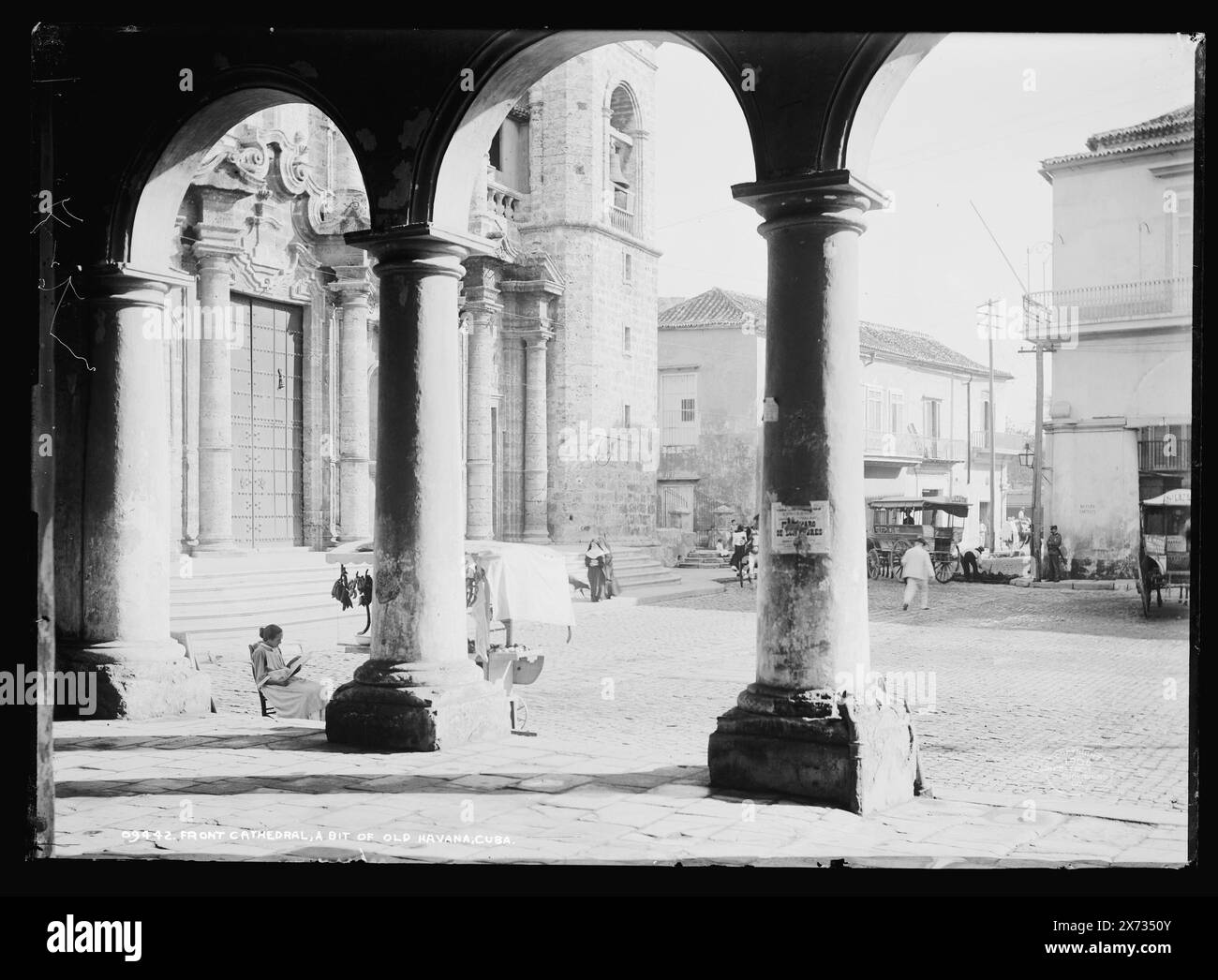 Vor der Kathedrale, ein bisschen von Old Havanna, Kuba, 'K-2' auf negativ. Detroit Publishing Co.-Nr. 9442., Geschenk; State Historical Society of Colorado; 1949, Cathedrals. , Plazas. , Arkaden (architektonische Komponenten) , Kuba, Havanna. Stockfoto