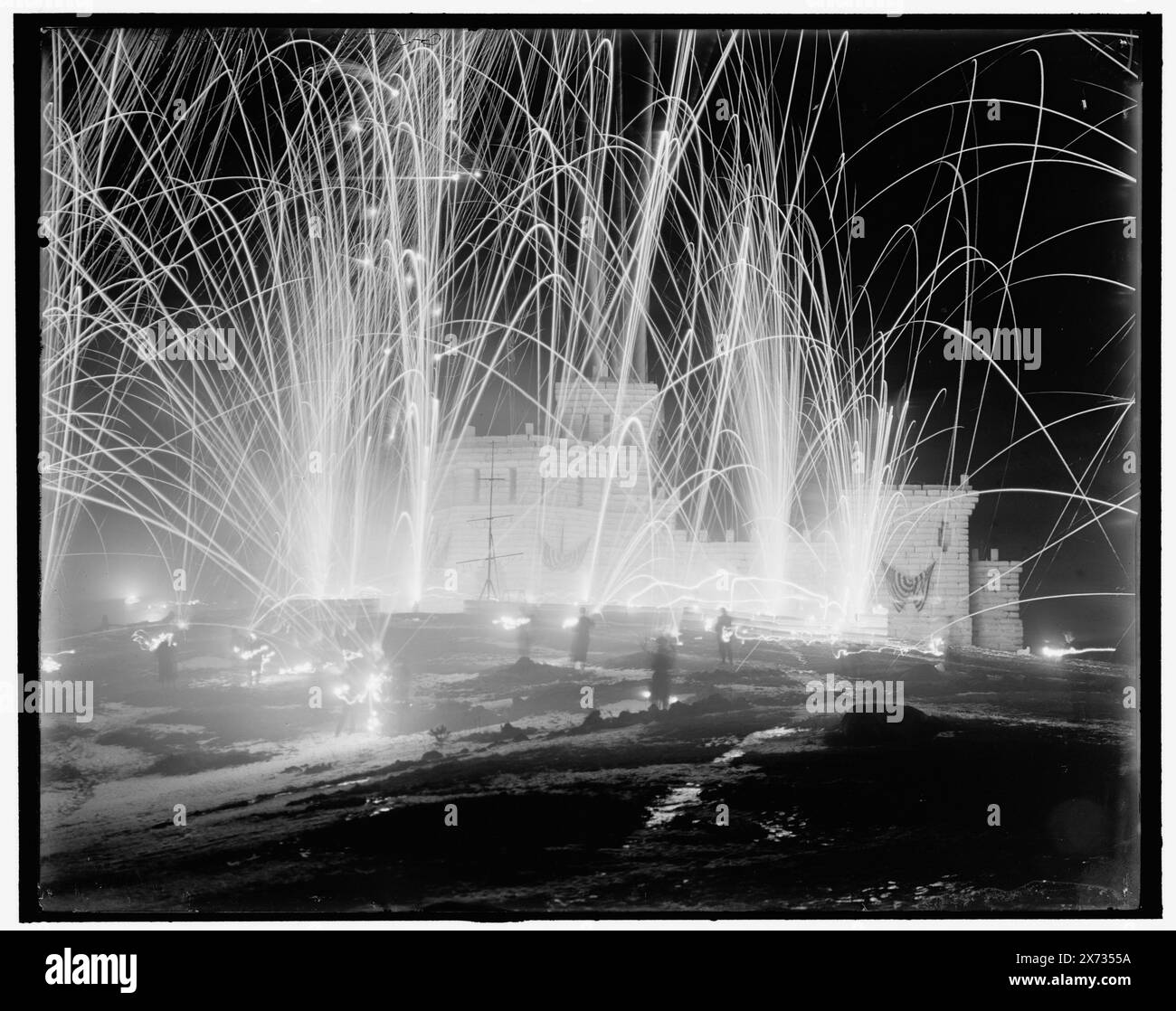 Mitwinterkarneval, Sturm auf die Festung, Upper Saranac Lake, New York, Titel und Datum aus Jacke., 'G 5714' auf negative. Detroit Publishing Co. No. 036979., Geschenk; State Historical Society of Colorado; 1949, Festivals. , Eisskulptur. , Feuerwerk. , Nacht. , Usa, New York (Bundesstaat), Saranac Lakes. Stockfoto