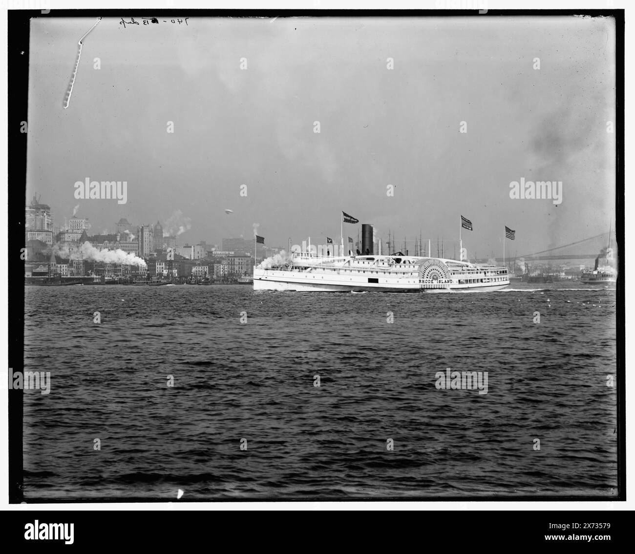 New York von Governor's Island aus sind Videobilder nicht sequenziell; die eigentliche Reihenfolge von links nach rechts ist 1A-06183, 06182 oder 06184, 06185. Drei negative bilden sich auf dem Panorama mit naher Variante des mittleren Abschnitts. Brooklyn Bridge., '740-15', '740-13 dup'. Auf negative. Detroit Publishing Co. Nrn. 013085 und 010516., Geschenk; State Historical Society of Colorado; 1949, Rhode Island (Steamboat), Steamboats. , Brücken. , Usa, New York (Bundesstaat), New York. Stockfoto