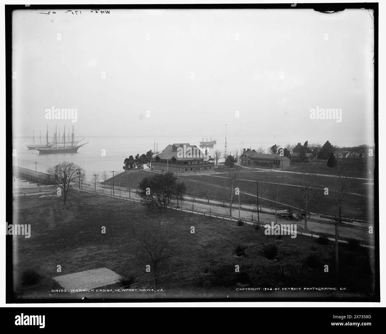 Warwick Casino, Newport News, Virginia, nahe Variante des rechten Abschnitts eines zweiteiligen Panoramas; vollständiges Panorama siehe negative D4-10629. Dieses negative erschien auch separat., Christopher Newport Park., WHJ 175-02. Auf negative., Detroit Publishing Co. Nrn. 014193, 010629., Gift; State Historical Society of Colorado; 1949, Casinos. , Hafen. , Parks. , Usa, Virginia, Newport News. Stockfoto