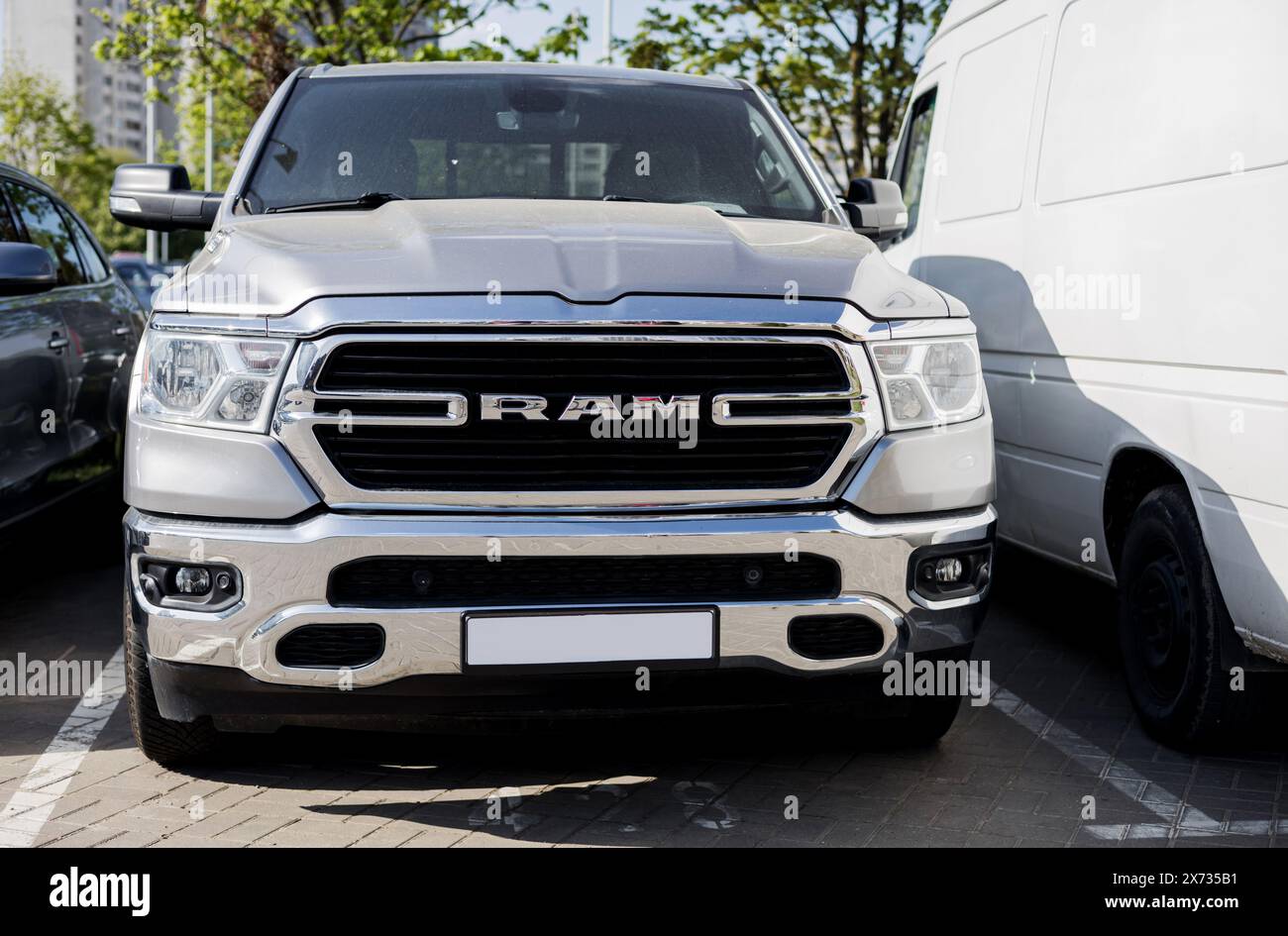 Minsk, Weißrussland, 17. Mai 2024 - Vorderansicht Dodge RAM parkt an einem warmen Sommertag auf der Straße Stockfoto