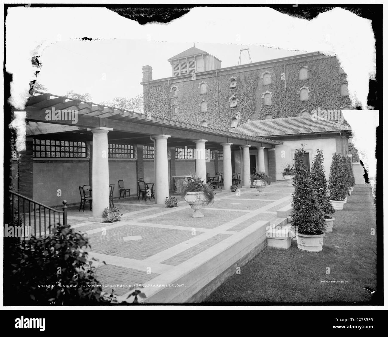 Pergola, Hiram Walker & Sons, Ltd., Walkerville, Ont., Detroit Publishing Co.-Nr. 043644., Geschenk; State Historical Society of Colorado; 1949, Pergolas. , Destillierindustrie. , Kanada, Ontario, Windsor. Stockfoto