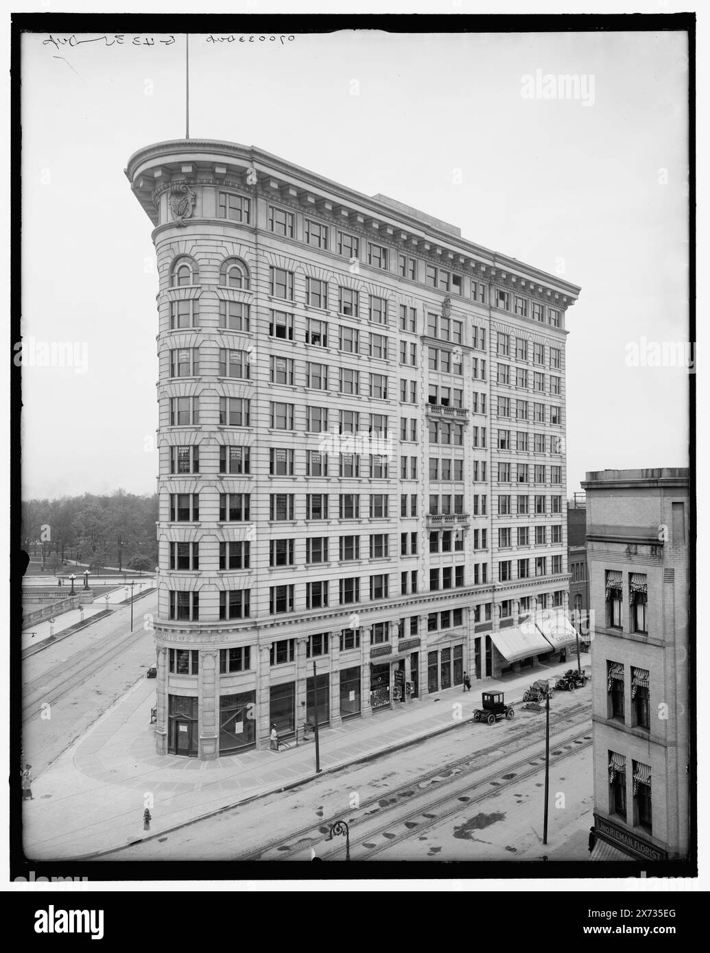 Knights of Pythias Bldg., Indianapolis, Ind., negative sind Varianten., 'Knights of Pythias' über der Tür., 'G 4359 auf A negativ; 'G 4335' und 'dup' auf B negativ., Detroit Publishing Co.-Nr. 070033., Gift; State Historical Society of Colorado; 1949, Organizations' Facilities. , Brüderliche Organisationen. , Usa, Indiana, Indianapolis. Stockfoto