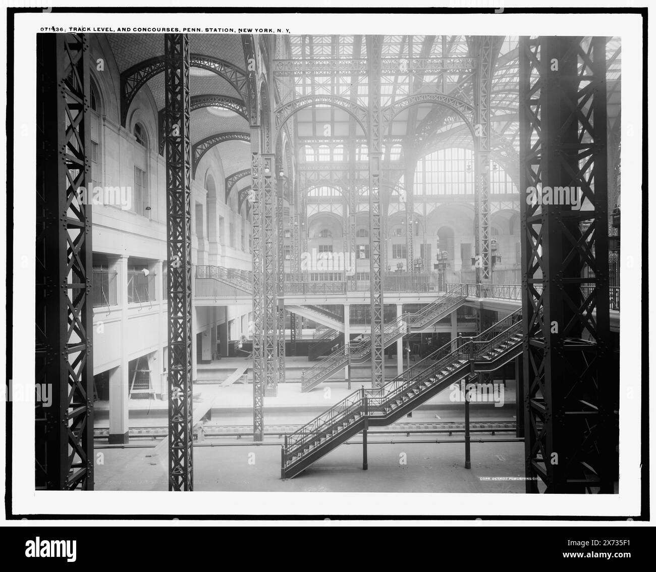 Bahnebene und Concours, Penn. Pennsylvania Station, New York, N.Y., Detroit Publishing Co.-Nr. 071936., Geschenk; State Historical Society of Colorado; 1949, Concourses. , Bahnhöfe. , Treppen. , Usa, New York (Bundesstaat), New York. Stockfoto