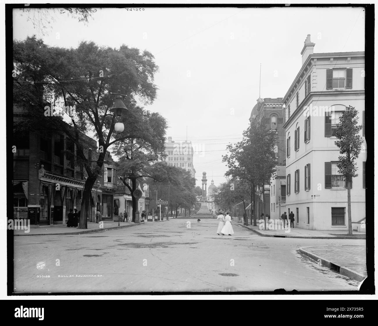 Bull St. Street, Savannah, Ga., entsprechende Glastransparenz (mit gleichem Seriennummerncode) auf Videobildschirm 1A-30897., „Oglethorpe Ave.“ auf Gebäude rechts., „G 4183“ auf negativ., Detroit Publishing Co.-Nr. 070128., Geschenk; State Historical Society of Colorado; 1949, Streets. , Kommerzielle Einrichtungen. , Usa, Georgia, Savannah. Stockfoto