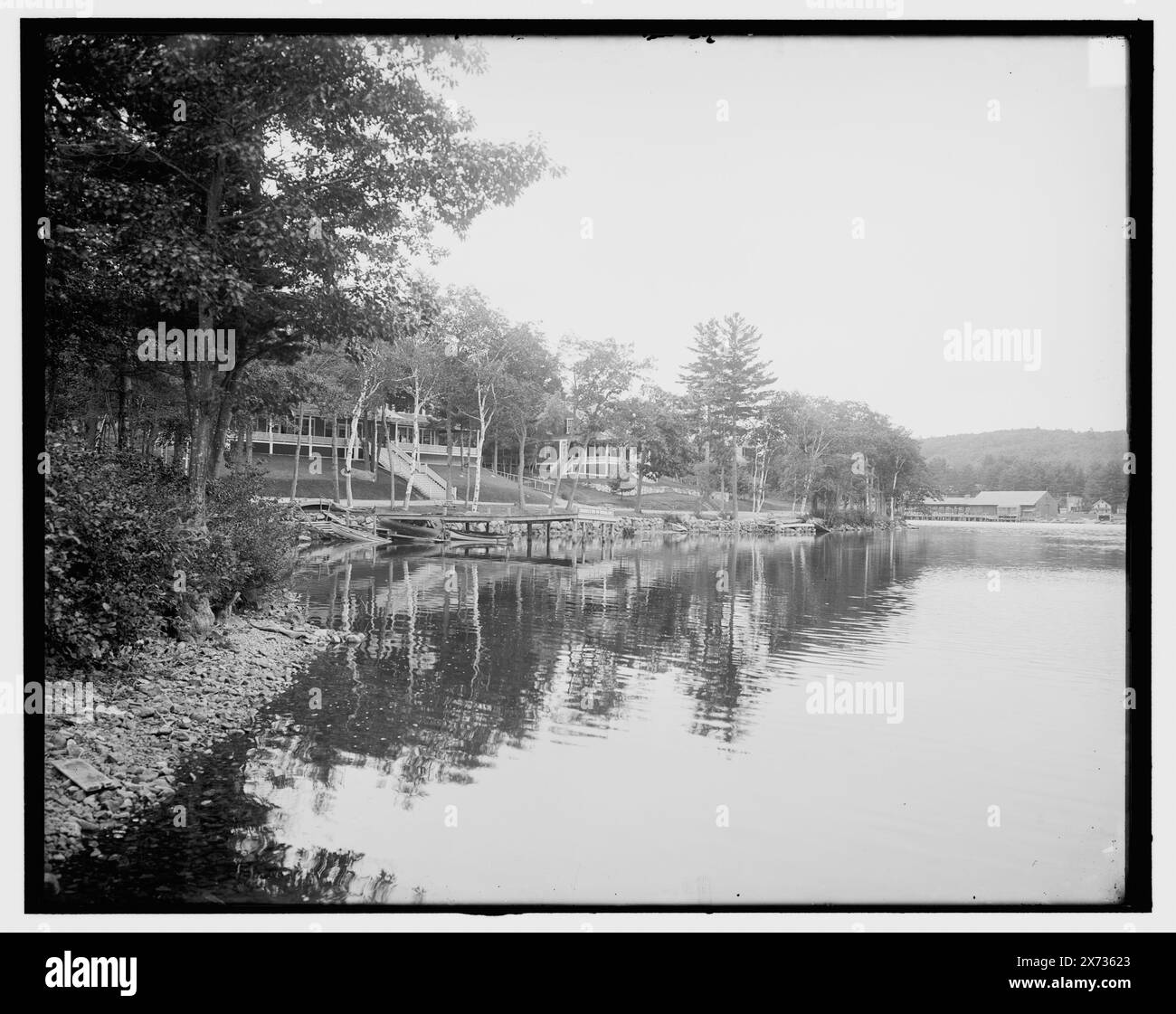 Oak Birch Inn und Bungalows in Alton Bay, Lake Winnipesaukee, N.H., Titel aus Jacke., '3020' auf negativ. Detroit Publishing Co.-Nr. 034175., Gift; State Historical Society of Colorado; 1949, Lakes & Ponds. , Hotels. , Piers & Kais. , Usa, New Hampshire, Winnipesaukee, Lake. , Usa, New Hampshire, Alton Bay. Stockfoto