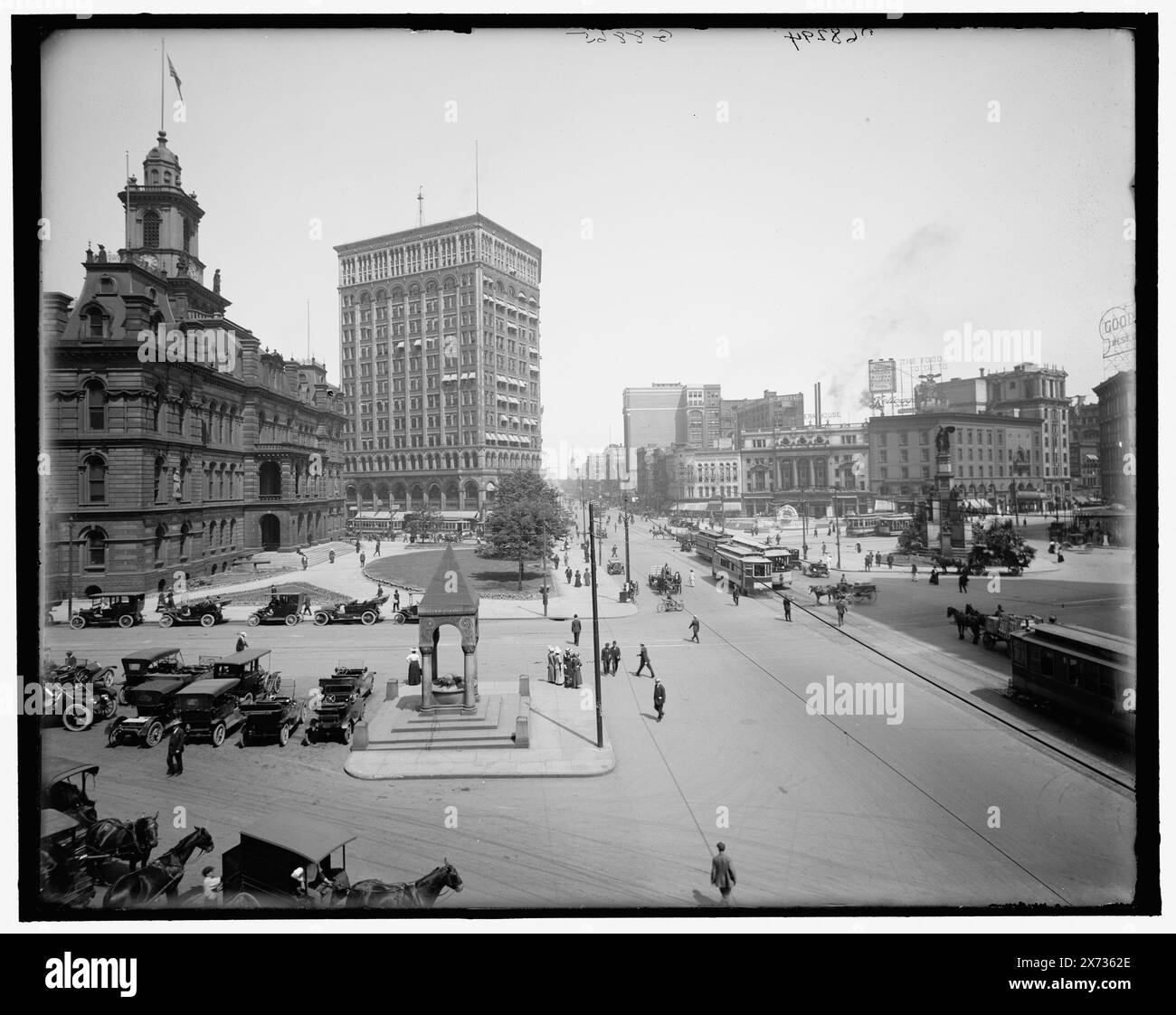 Campus Martius, Detroit, mir. Titel aus Jacke. Bagley Memorial Fountain im Vordergrund, Rathaus links., 'G 8865' auf negativ. Detroit Publishing Co.-Nr. 068294., Geschenk; State Historical Society of Colorado; 1949, Streets. , Plazas. , Kommerzielle Einrichtungen. , Usa, Michigan, Detroit. Stockfoto