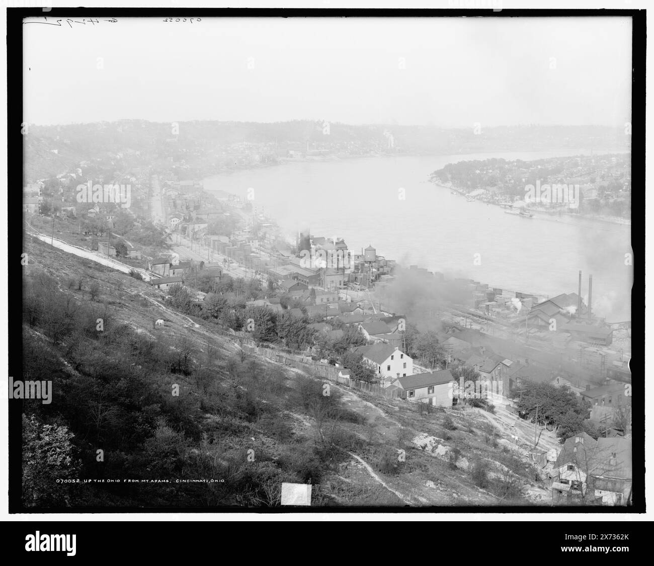 Den Ohio vom Mt. Adams, Cincinnati, Ohio, 'G 4292' auf negativ, Detroit Publishing Co.-Nr. 070052., Geschenk; State Historical Society of Colorado; 1949, Rivers. , Hills. , Usa, Ohio, Cincinnati. , Usa, Ohio River. Stockfoto