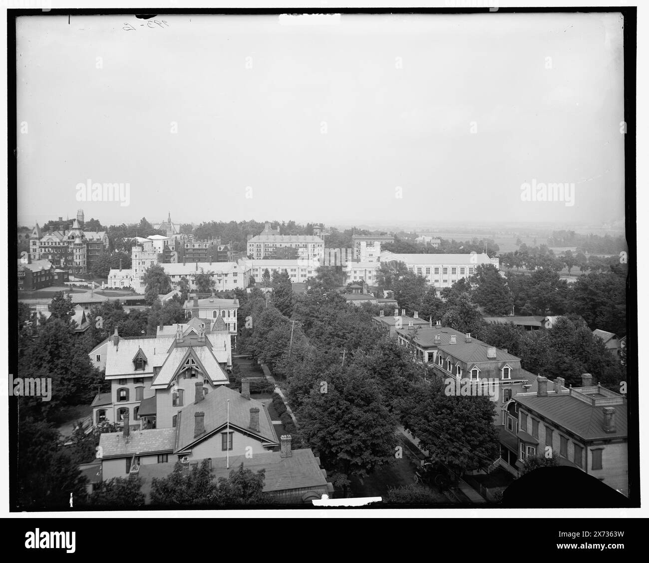 Princeton University, Videobilder sind nicht sequenziell; die tatsächliche Reihenfolge von links nach rechts ist 06537, 06536., '992 G' auf dem linken negativ und '993 G' auf dem rechten negativ., linkes negativ gerissen auf der rechten Seite., Detroit Publishing Co.-Nr. 010723., Geschenk; State Historical Society of Colorado; 1949, Princeton University. , Universitäten und Hochschulen. , Bildungseinrichtungen. , Usa, New Jersey, Princeton. Stockfoto