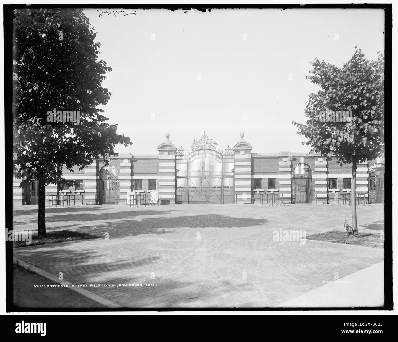 Eintritt zum Ferry Field, U. of M. University of Michigan, Ann Arbor, mir., 'Michigan Athletic Assn. Baseball' auf Poster., 'G 5948' auf negativ., Detroit Publishing Co.-Nr. 071355., Geschenk; State Historical Society of Colorado; 1949, Universities & Colleges. , Gates. , Stadien. , Usa, Michigan, Ann Arbor. Stockfoto