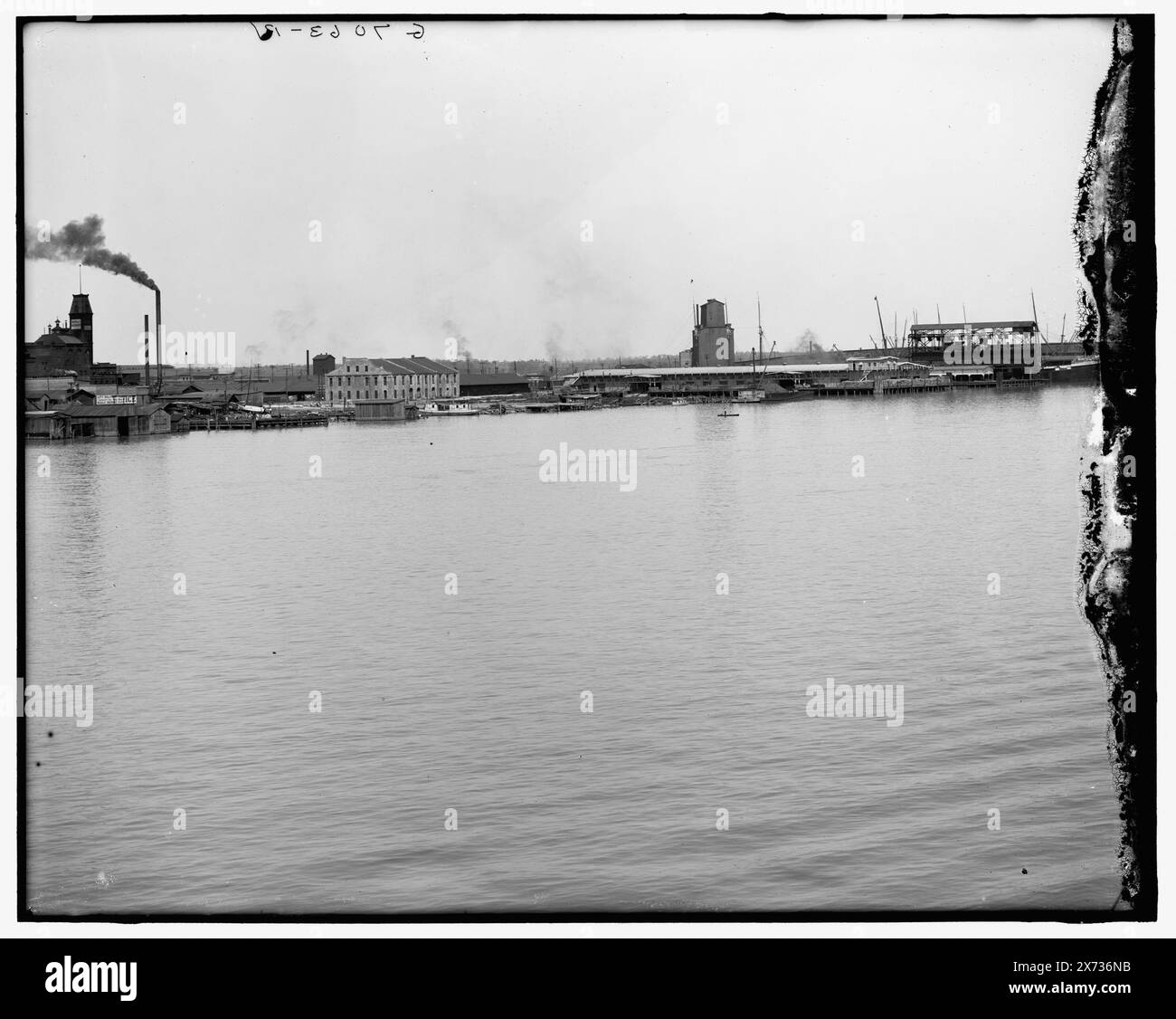 Water Front, Mobile, Ala., Titel von Jacke., Videobilder sind nicht sequenziell; die eigentliche Reihenfolge von links nach rechts ist 1A-19261, 19260, 19259, 19258., ursprünglich Teil eines fünfteiligen Panoramas; linker Abschnitt nicht in Sammlung., 'G 7060', 'G 7061', 'G 7062' und 'G 7063' auf LC-, C-, RC- und R-Negativen. Detroit Publishing Co.-Nr. 037198., Geschenk; State Historical Society of Colorado; 1949, Piers & Wharves. , Usa, Alabama, Mobile. Stockfoto