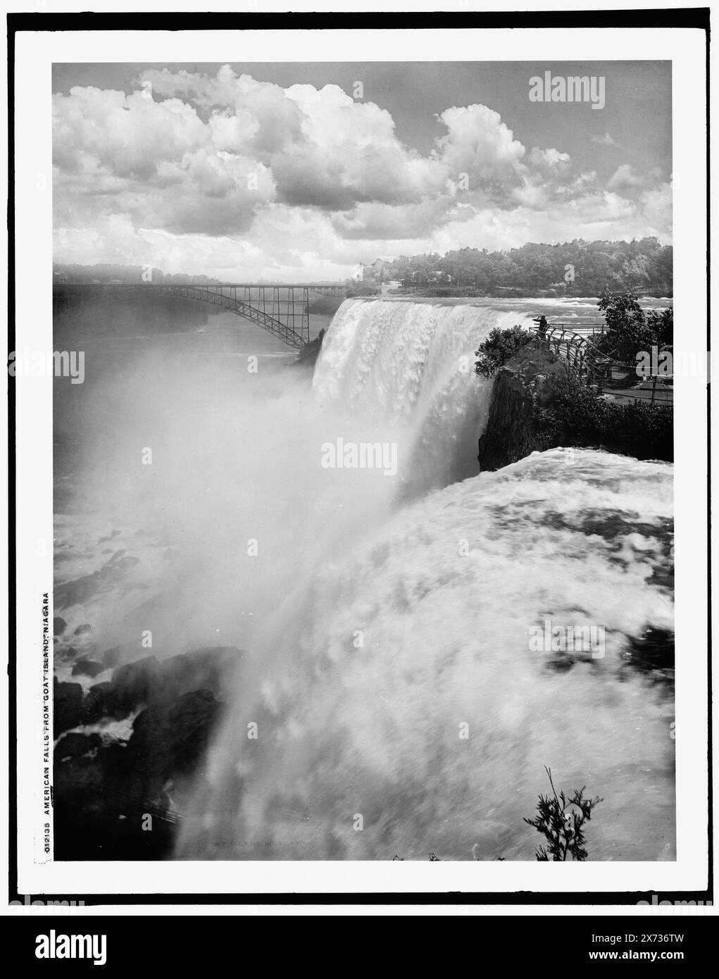 American Falls from Goat Island, Niagara, eine Transparentfolie (D4-12135 A) und eine negative (D4-12135 B) sind nahe Varianten. Entsprechende Glastransparenz für negative D4-12135 B (gleicher Seriencode) auf der Videodisc 1A-29376., Detroit Publishing Co.-Nr. 012135., Geschenk; State Historical Society of Colorado; 1949, Waterfalls. , Usa, New York (Bundesstaat), Niagarafälle. Stockfoto