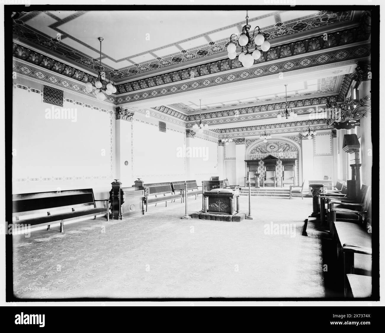 West Blue Lodge Room, Freimaurertempel, Detroit, Titel aus Jacke., 'Harry J. Dean Co.' auf Jacke; wahrscheinlich Maler oder Dekorateure. Detroit Publishing Co.-Nr. 042822., Geschenk; State Historical Society of Colorado; 1949, Fraternal Organizations. , Einrichtungen von Organisationen. , Innenräume. , Usa, Michigan, Detroit. Stockfoto