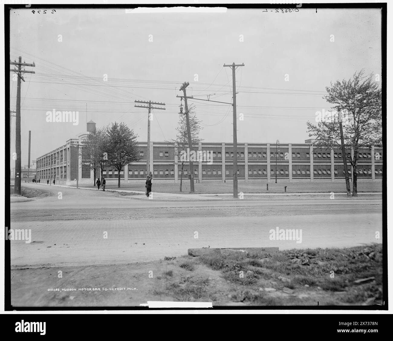 Hudson Motor Car Co., Detroit, mich., ursprünglich Teil eines größeren Panoramas; andere Abschnitte nicht in Sammlung., '3279 L' auf negativ., Detroit Publishing Co.-Nr. 015682., Geschenk; State Historical Society of Colorado; 1949, Industrial Facilities. , Automobilindustrie. , Usa, Michigan, Detroit. Stockfoto