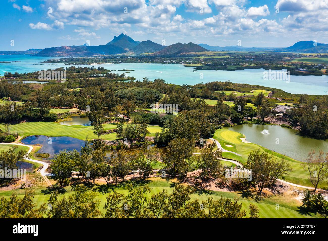 Insel Ile aux Cerfs mit idyllischer Strandszene, aquamarinblauem Meer und weichem Sand, Ile aux Cerfs, Mauritius, Indischer Ozean, Afrika. Ile aux Cerf auf Mauritius Stockfoto