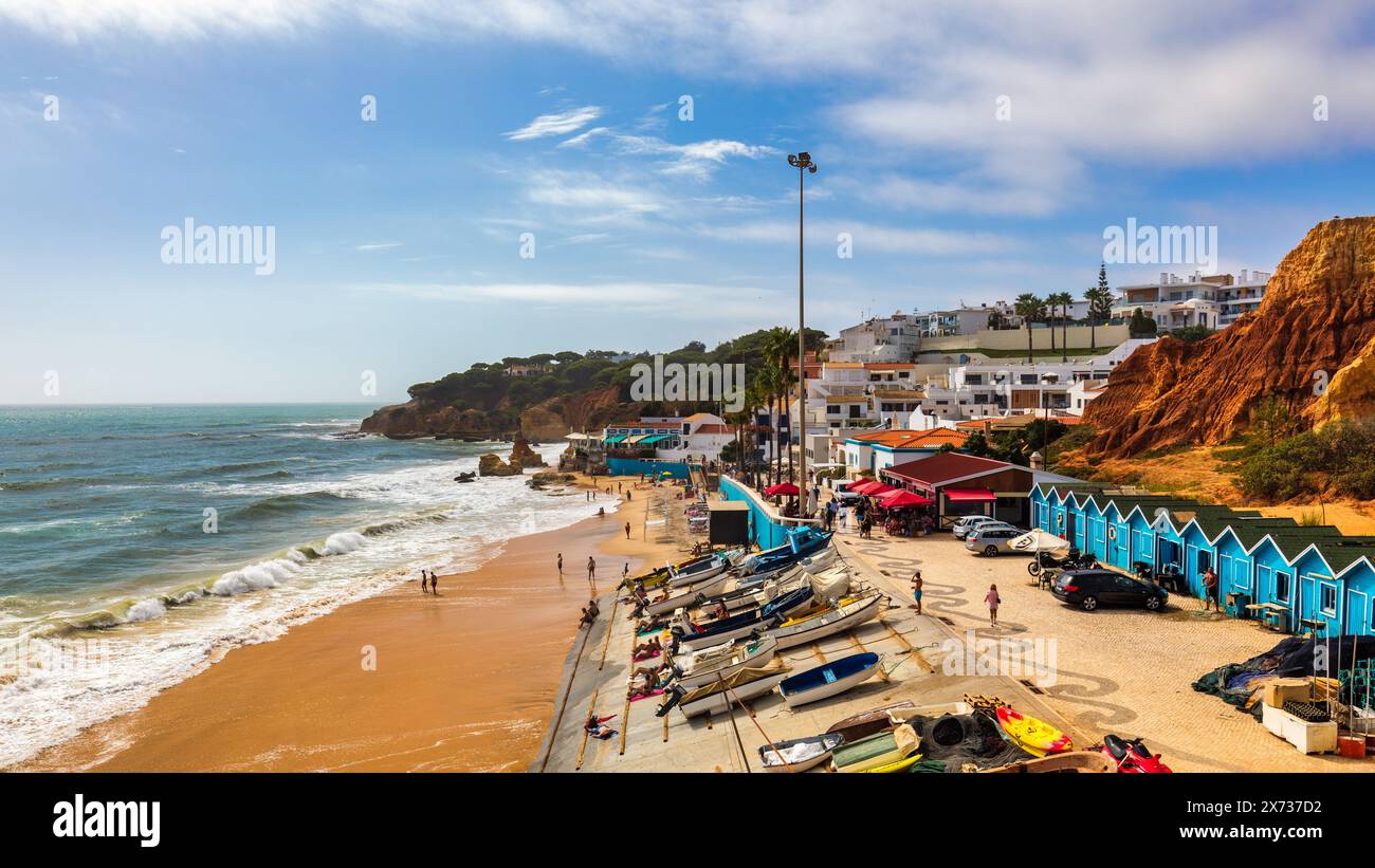 Fantastischer Blick auf die Stadt Olhos de Agua in Albufeira, Algarve, Portugal. Blick auf die Küste der Stadt Olhos de Agua, Albufeira, Algarve, Portugal. Stockfoto