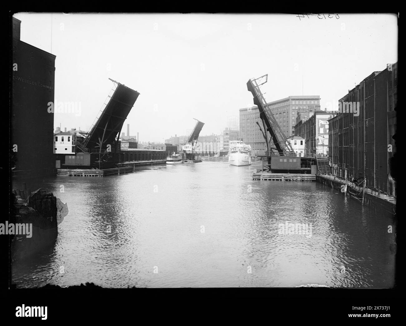 Steamer passiert State Street Bridge, Chicago River, Chicago, Illinois, Titel basiert auf negativ D4-34721., Detroit Publishing Co. No. 031574., Geschenk; State Historical Society of Colorado; 1949, Steamboats. , Flüsse. , Zugbrücken. , Usa, Illinois, Chicago. , Usa, Illinois, Chicago River. Stockfoto