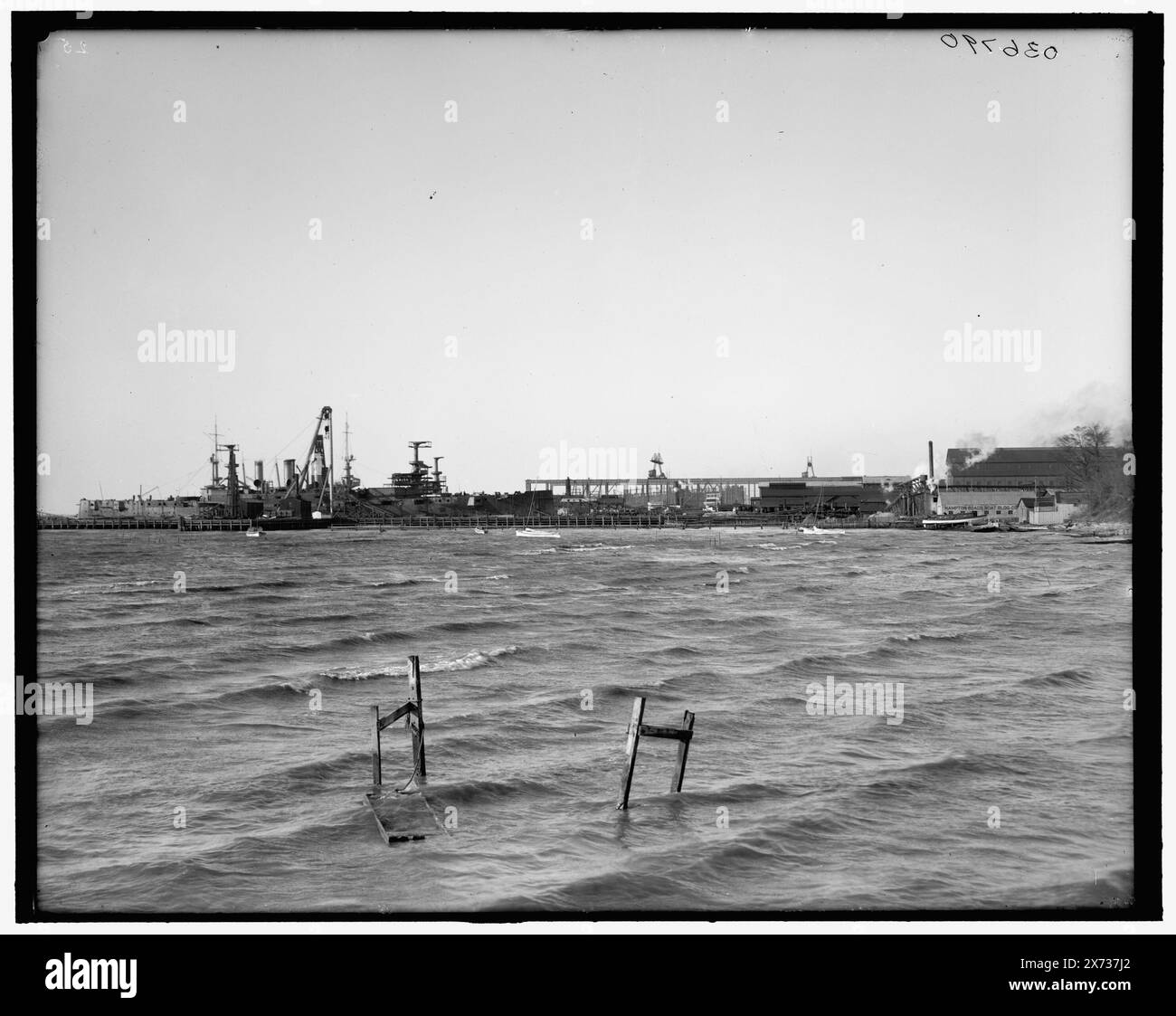 Newport News Ship Building and Dry Dock Company Yards, Newport News, Virginia, Titel von Jackett., Detroit Publishing Co.-Nr. 036790., Geschenk; State Historical Society of Colorado; 1949, Waterfronts. , Bootsindustrie und Schiffbau. , Usa, Virginia, Newport News. Stockfoto