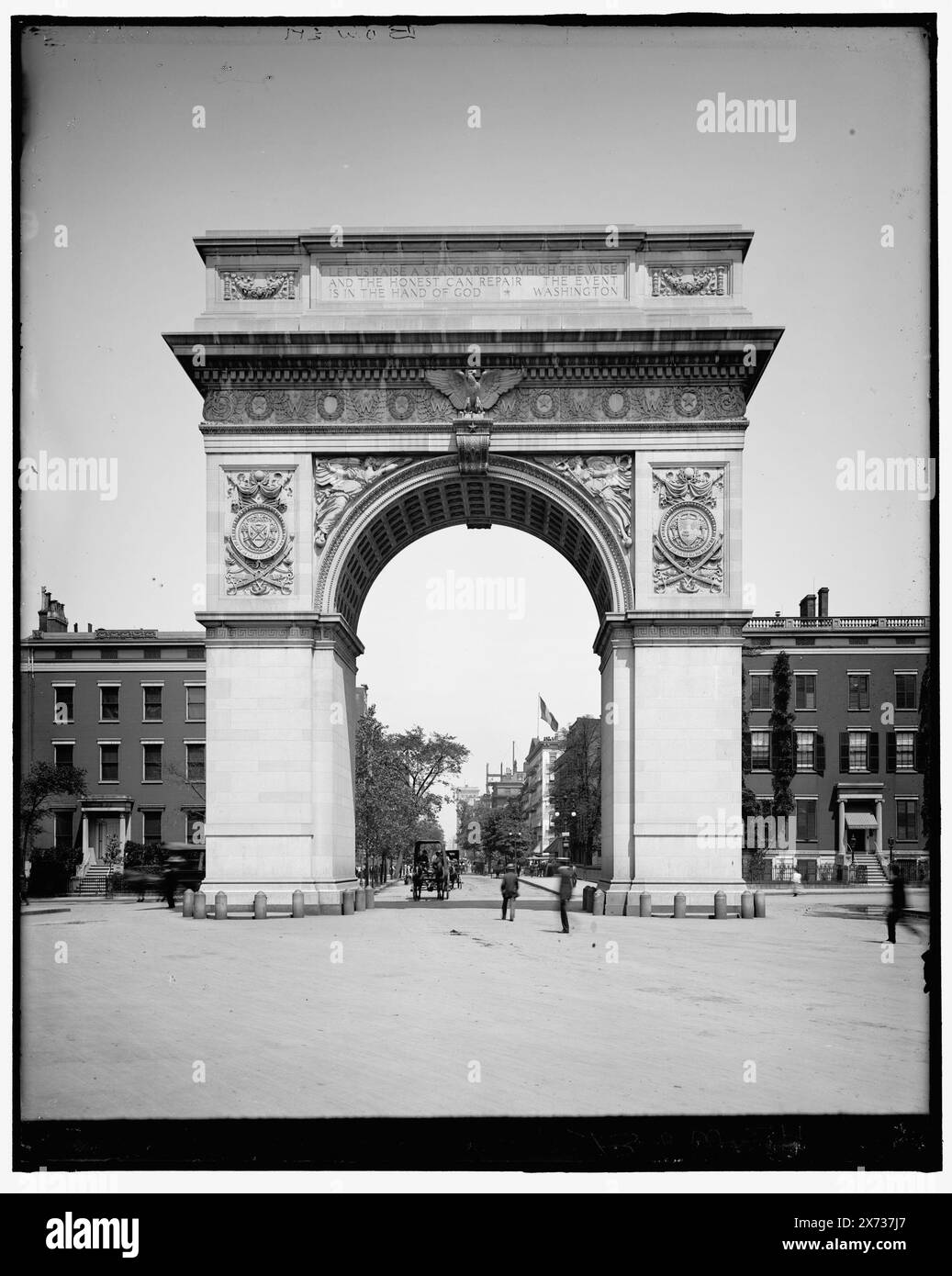 Washington Memorial Arch, Titel aus Jacke., Inschrift auf Monument: Let US Raise a Standard to the Weise and ehrlich CAN Repair / the Event is in the hand of God., 'Bowen' on negative., No Detroit Publishing Co. No., Gift; State Historical Society of Colorado; 1949, Washington, George, 1732-1799, Denkmäler. , Gedenkbögen. , Plazas. , Usa, New York (Bundesstaat), New York. Stockfoto