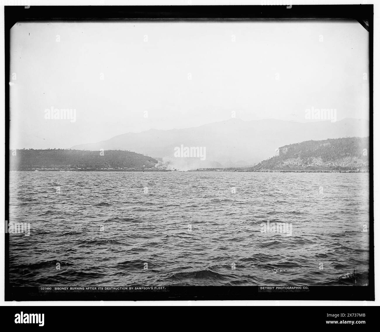 Siboney brannte nach seiner Zerstörung durch Sampsons Flotte, Attribution to Hart basiert auf negative D4-21499., Detroit Publishing Co. No. 021490., Geschenk; State Historical Society of Colorado; 1949, Naval Warfare. , Spanisch-Amerikanischer Krieg, 1898. Kuba, Siboney. Stockfoto