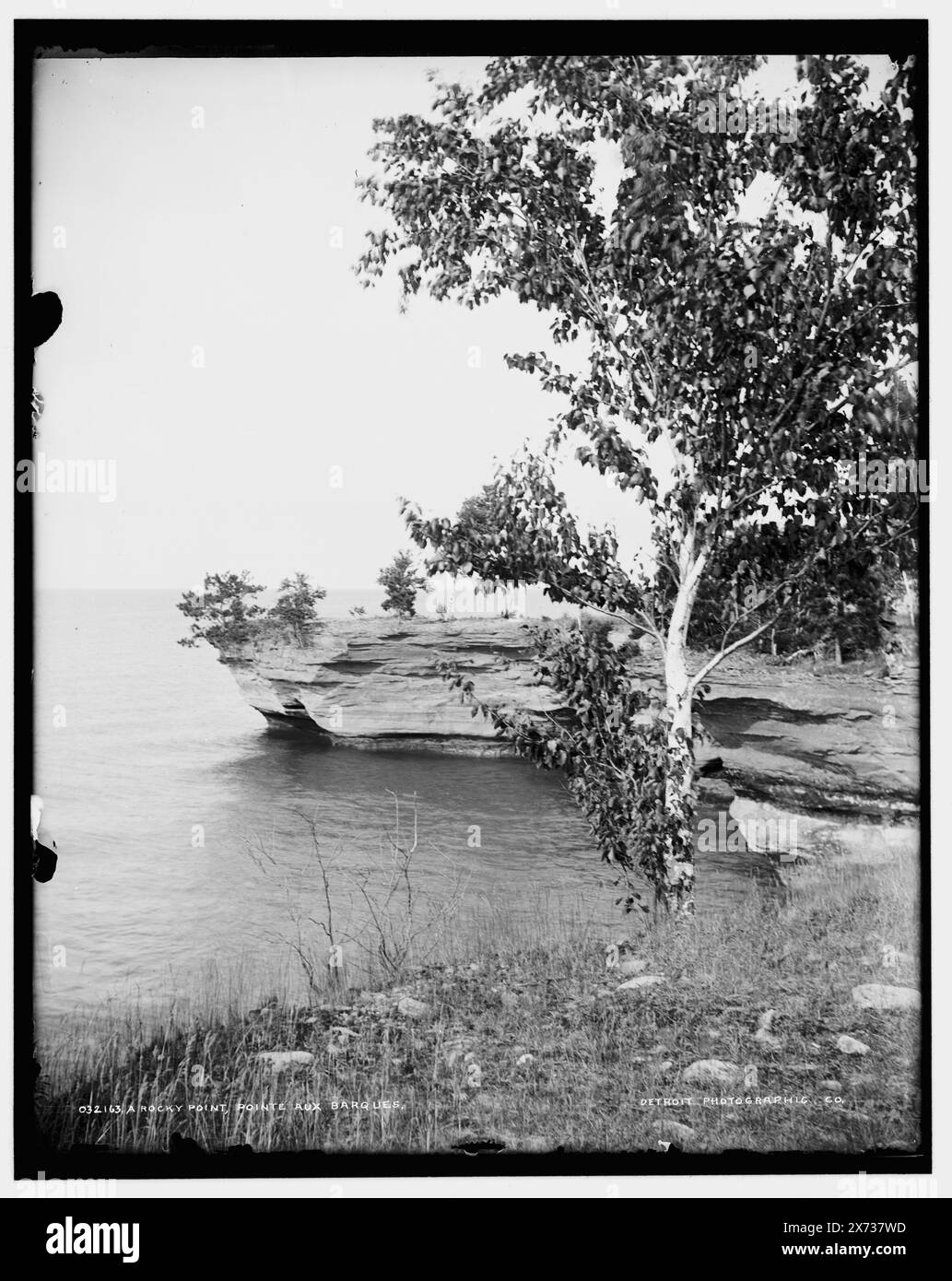 A Rocky Point, Pointe aux Barques, Detroit Publishing Co.-Nr. 032163., Gift; State Historical Society of Colorado; 1949, Lakes & Ponds. , Uferpromenade. , Usa, Michigan, Pointe Aux Barques. , Usa, Michigan, Huron, Lake. Stockfoto