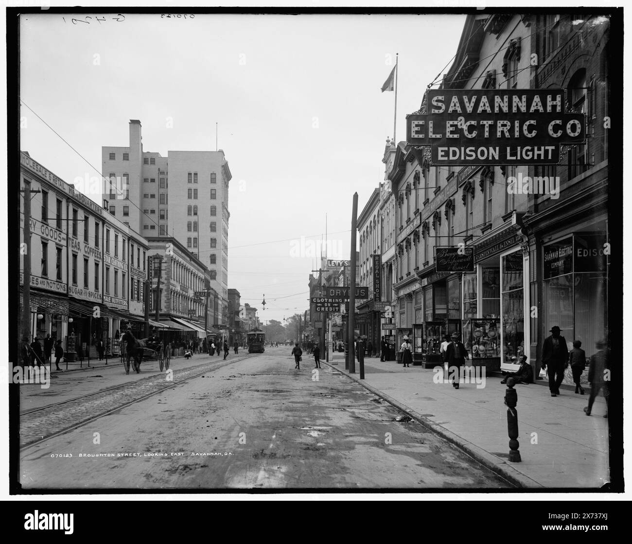 Broughton Street, Blick nach Osten, Savannah, Ga, 'G 4201' auf negativ, Detroit Publishing Co.-Nr. 070123., Geschenk; State Historical Society of Colorado; 1949, Streets. , Kommerzielle Einrichtungen. , Usa, Georgia, Savannah. Stockfoto